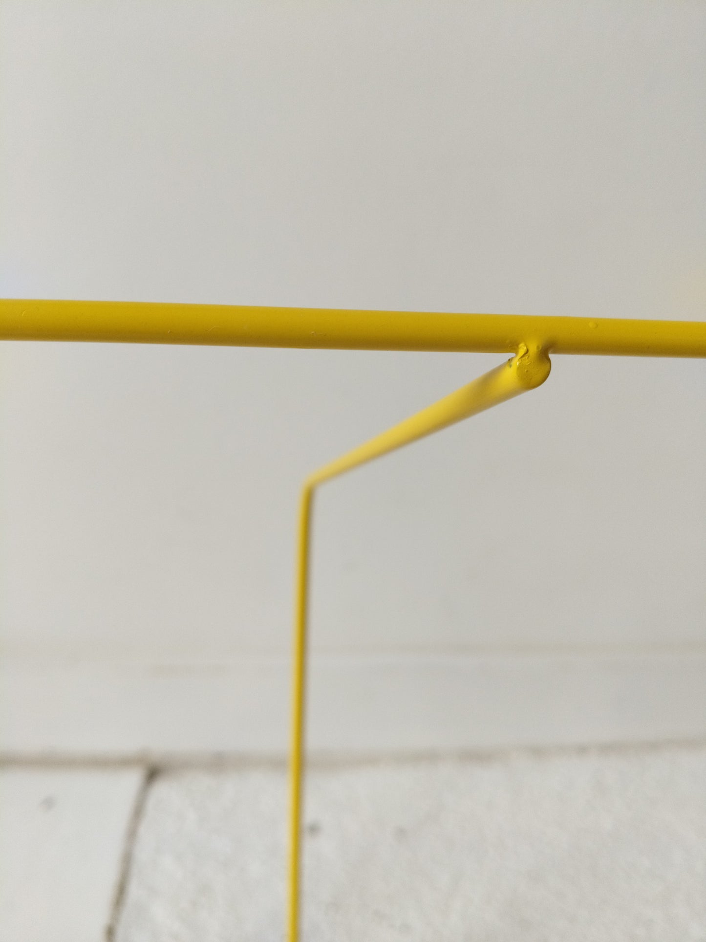 Porte-revues/ range-livres métallique jaune Ikea Blejd 2016