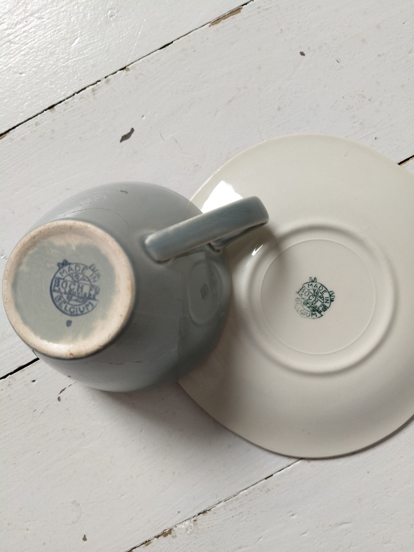 Ensemble 1 tasse grise et 1 soucoupe bordeaux Boch La Louvière Miami Bicolore