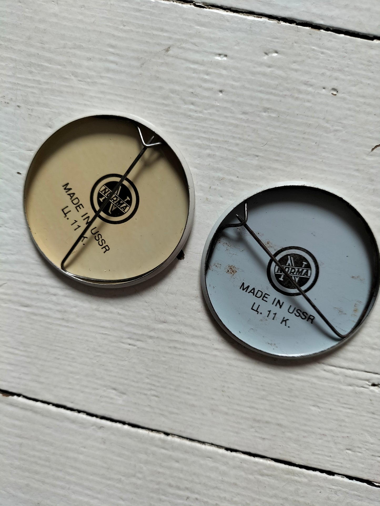 Ancien badge métallique 70's (ou magnet) Norma made in URSS (Estonie) à l'unité