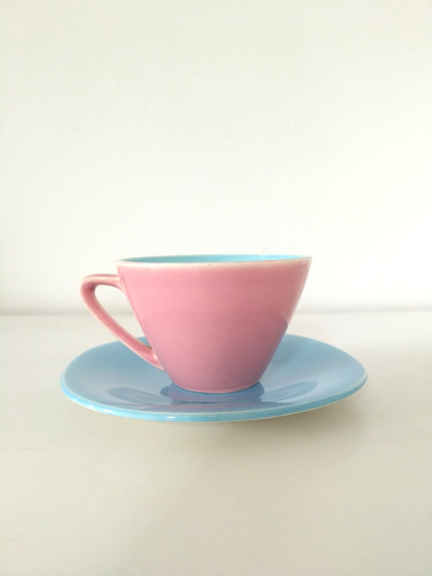 Ensemble 1 tasse rose et 1 soucoupe bleu ciel Boch La Louvière Miami Bicolore