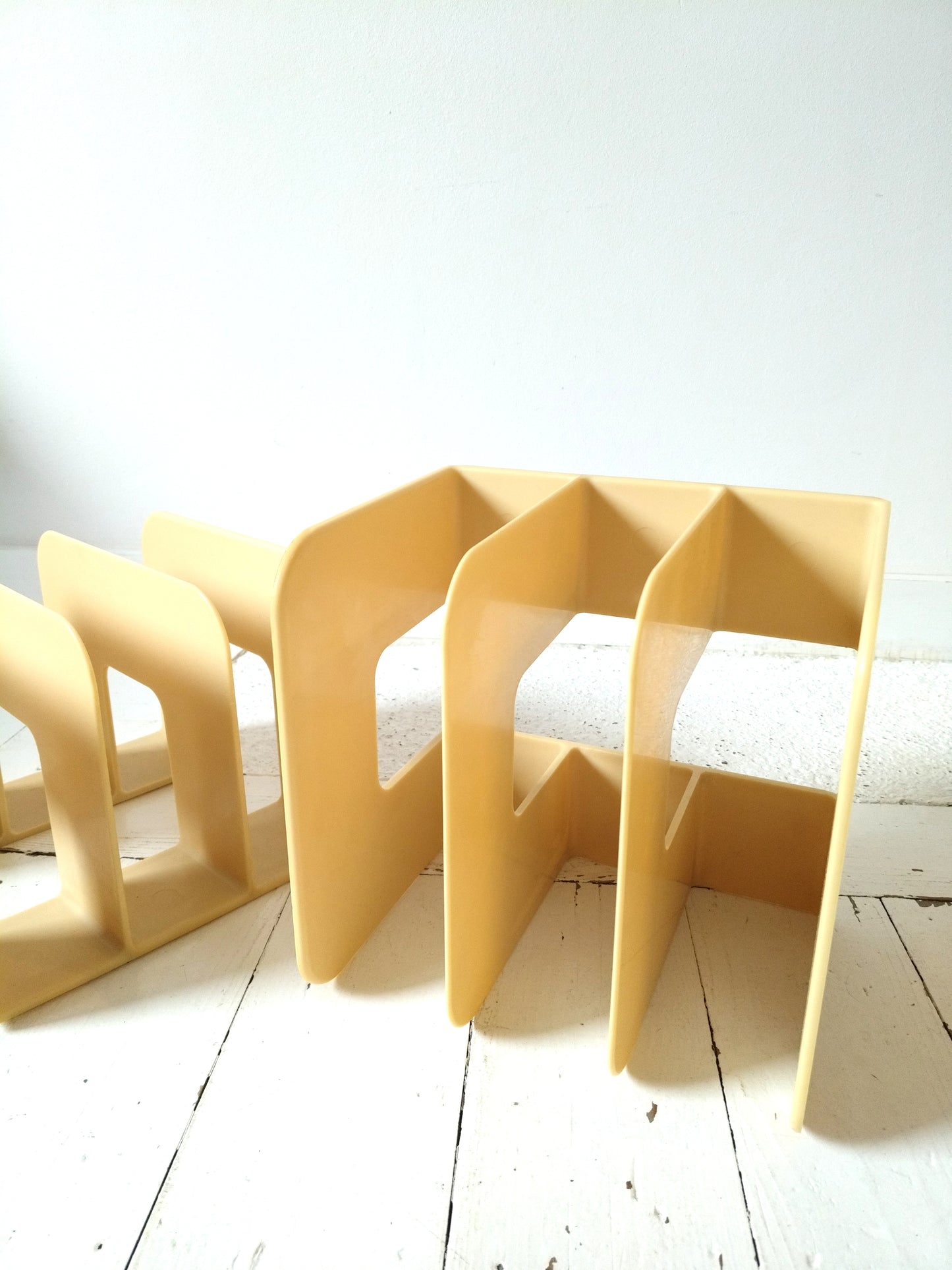 Range-livres/ magazines/ vinyles en plastique beige par Sven-Eric Juhlin pour Gustavsberg 1395