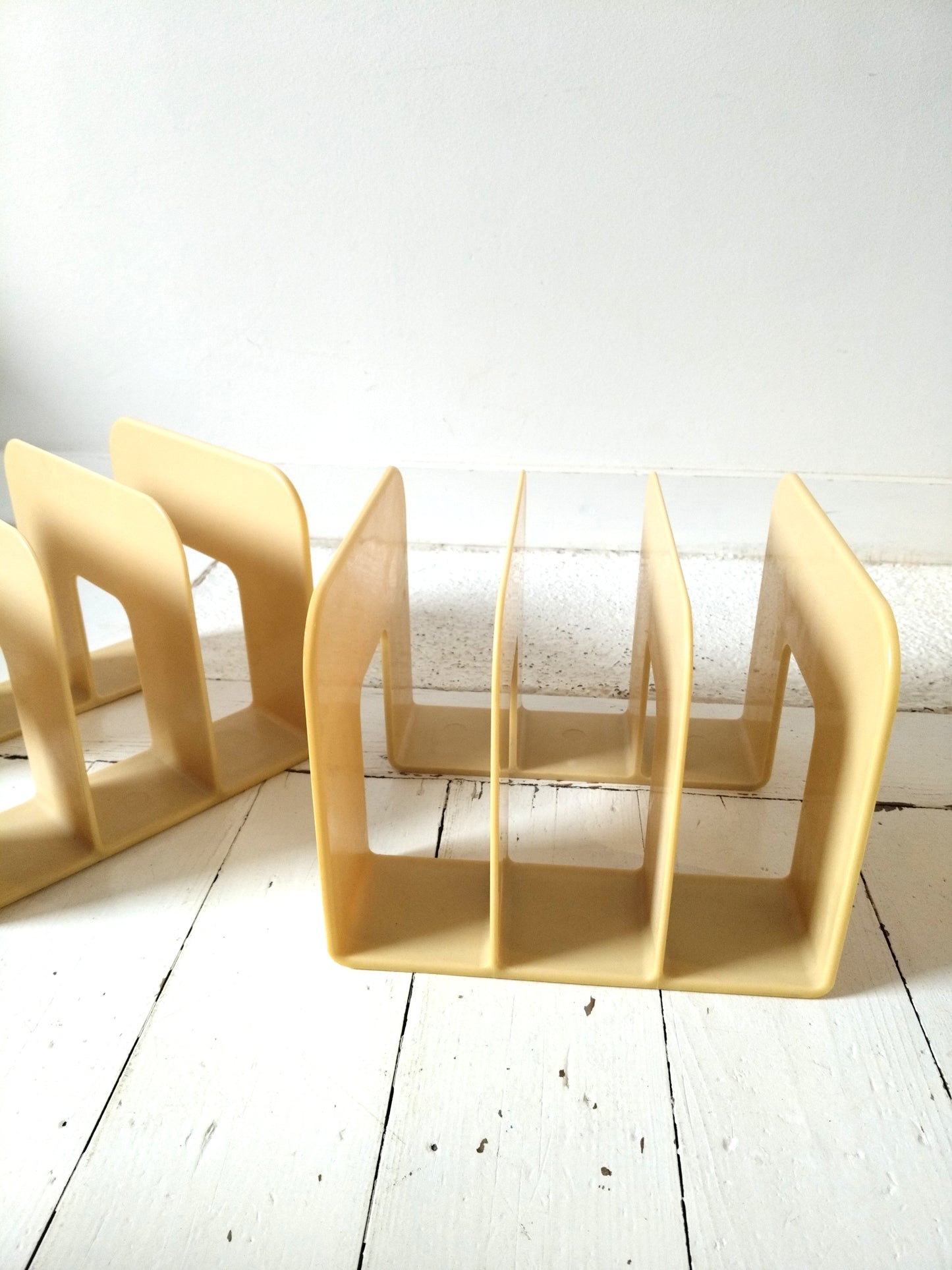 Range-livres/ magazines/ vinyles en plastique beige par Sven-Eric Juhlin pour Gustavsberg 1395