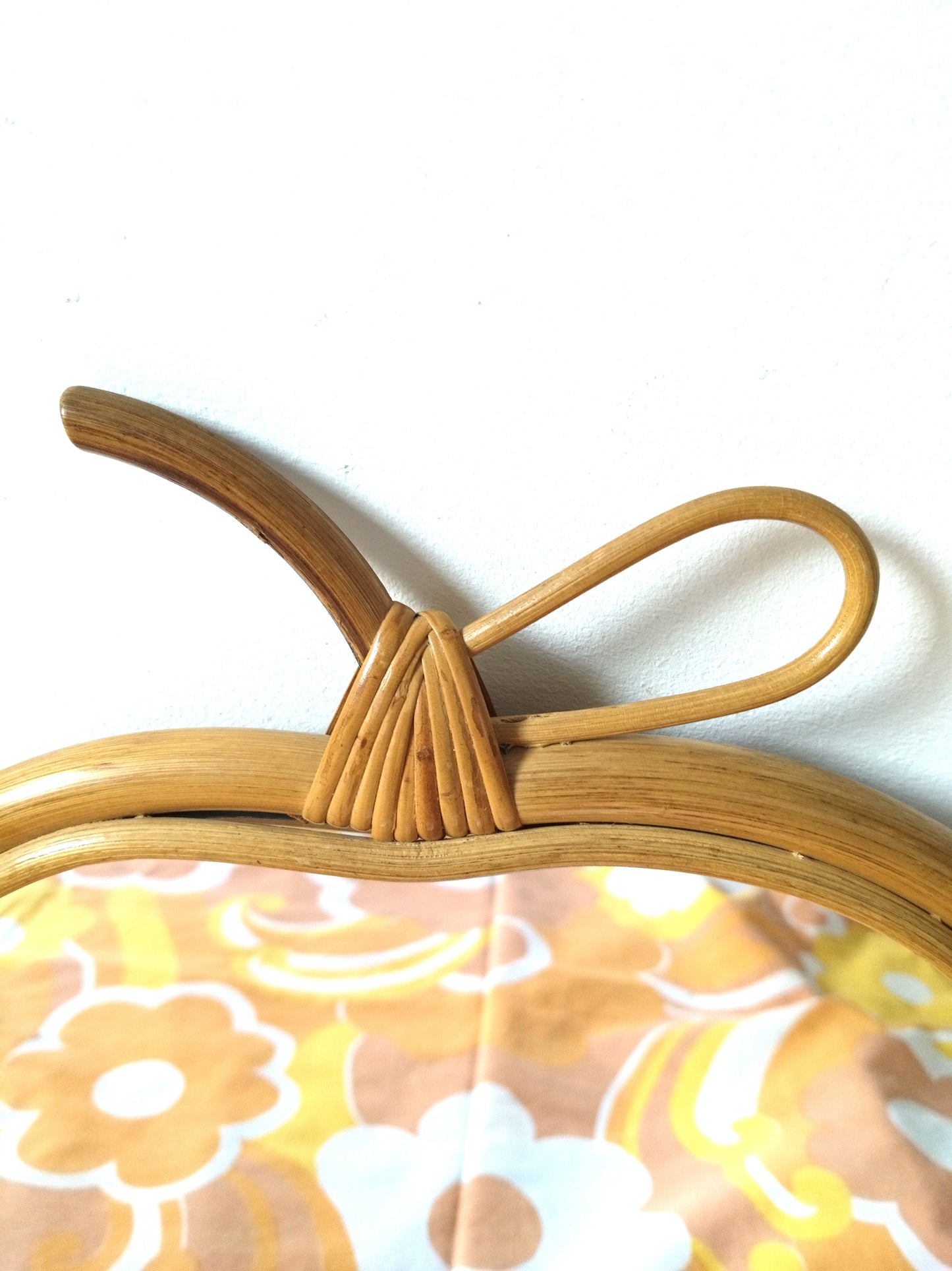 Petit miroir pomme en rotin vintage