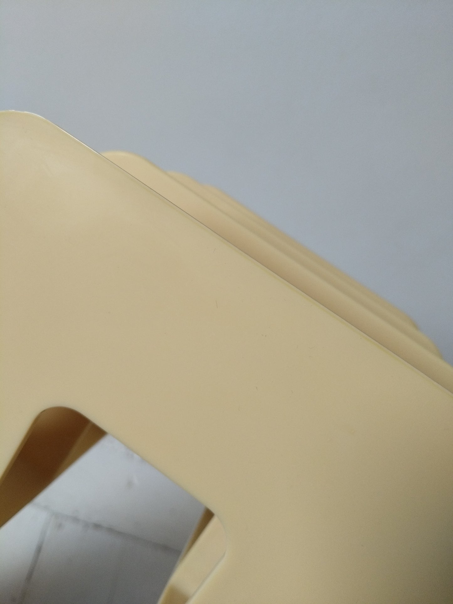 Range-livres/ magazines/ vinyles en plastique beige par Sven-Eric Juhlin pour Gustavsberg 1395