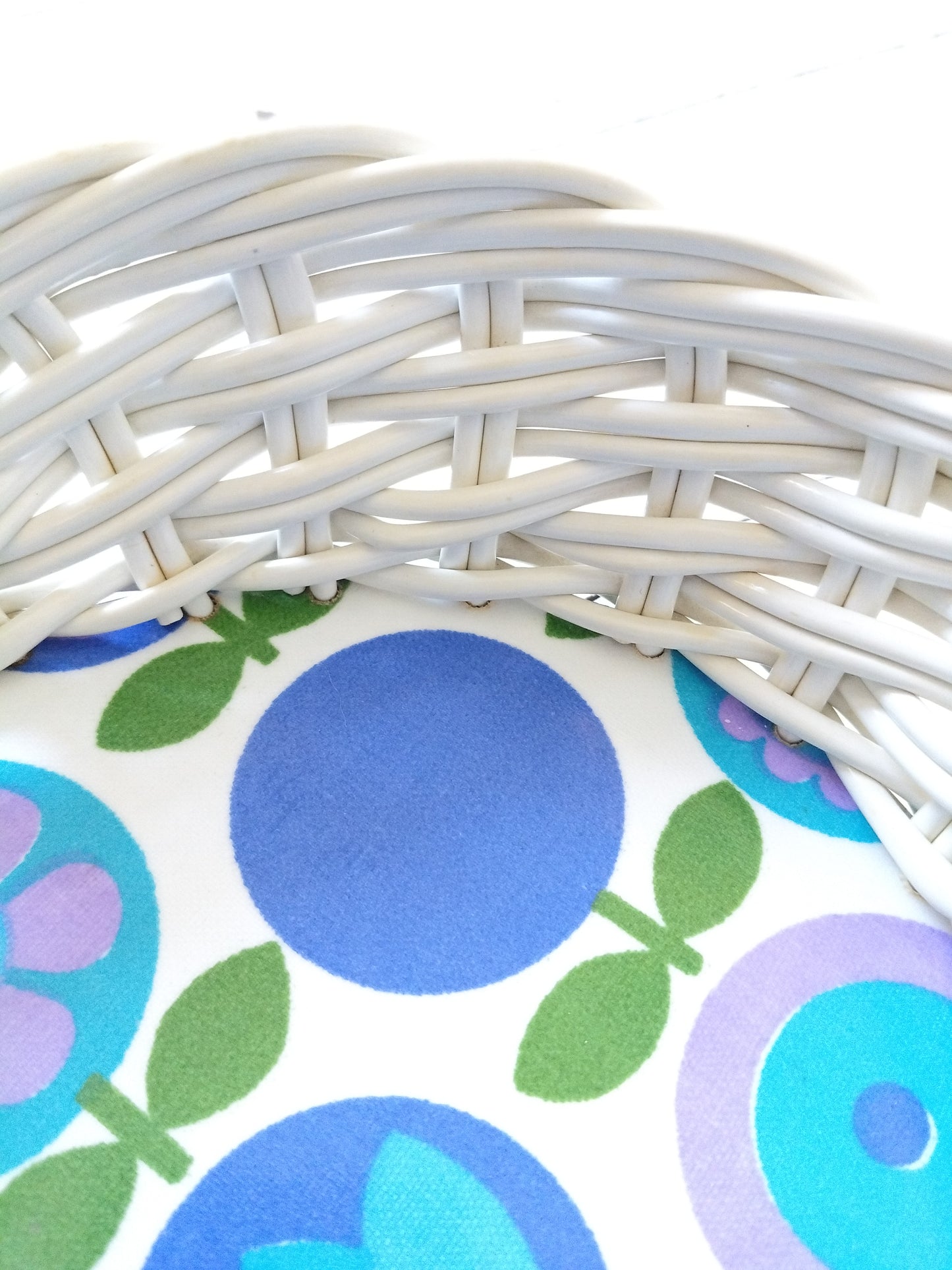 Corbeille vintage flower power en formica et scoubidou