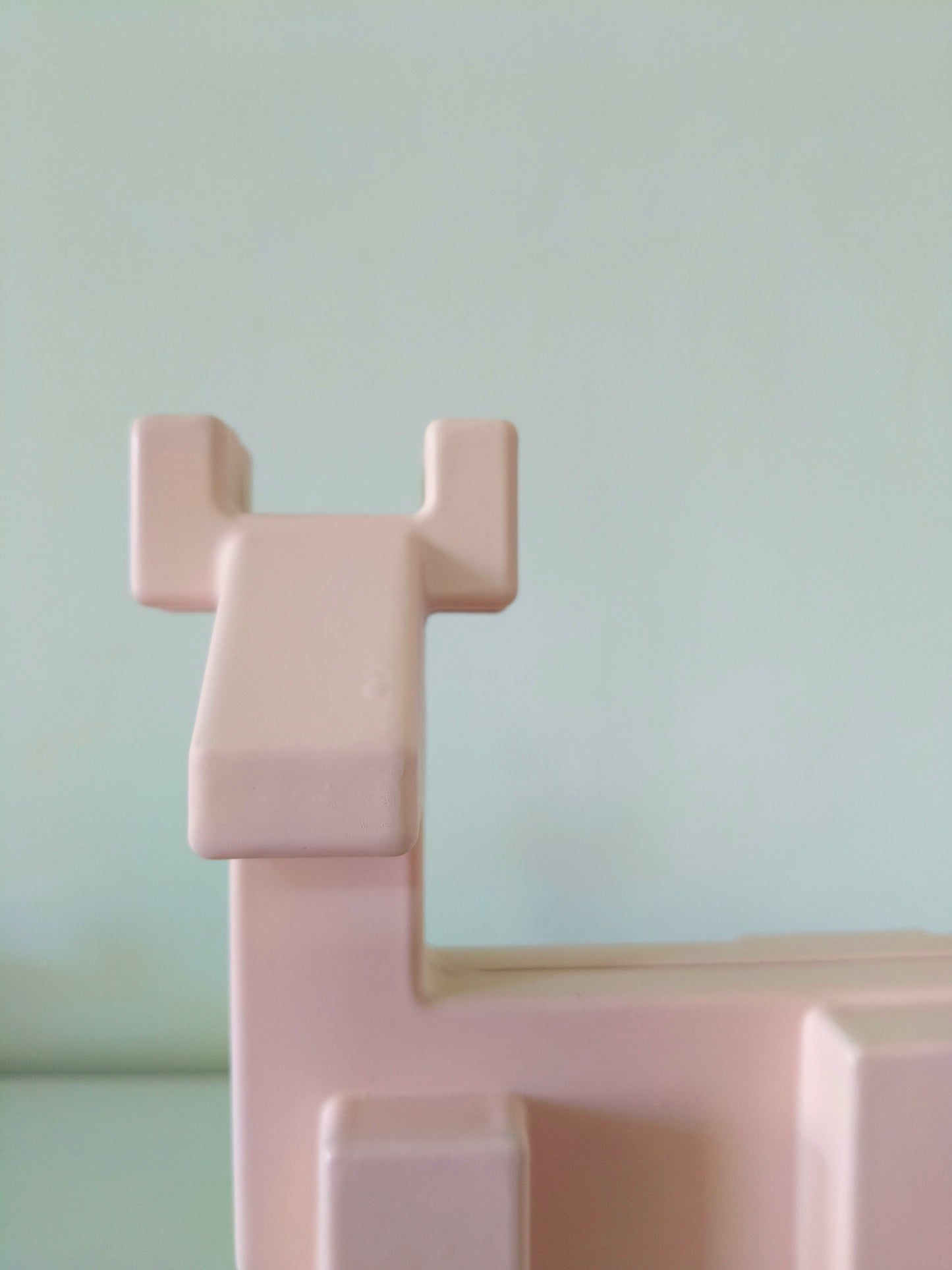 Cerf pixel rose par Monika Mulder pour ikea 2003