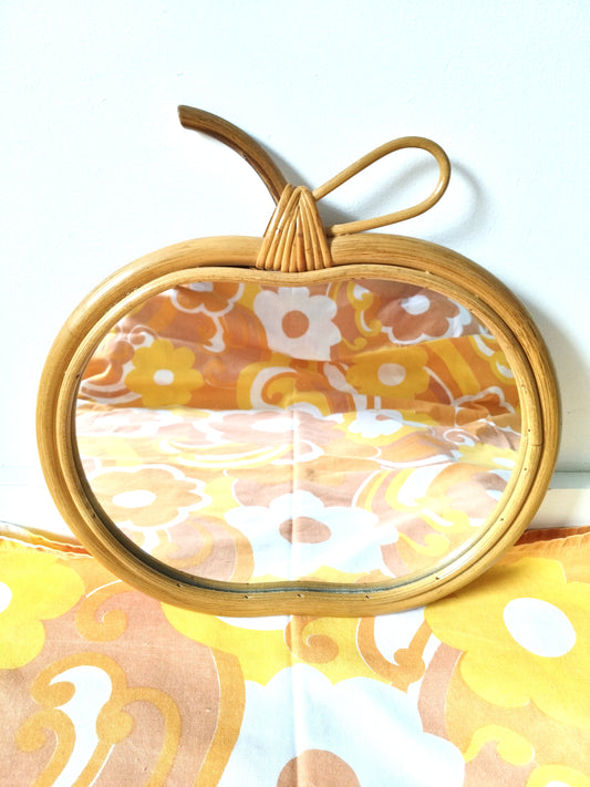 Petit miroir pomme en rotin vintage