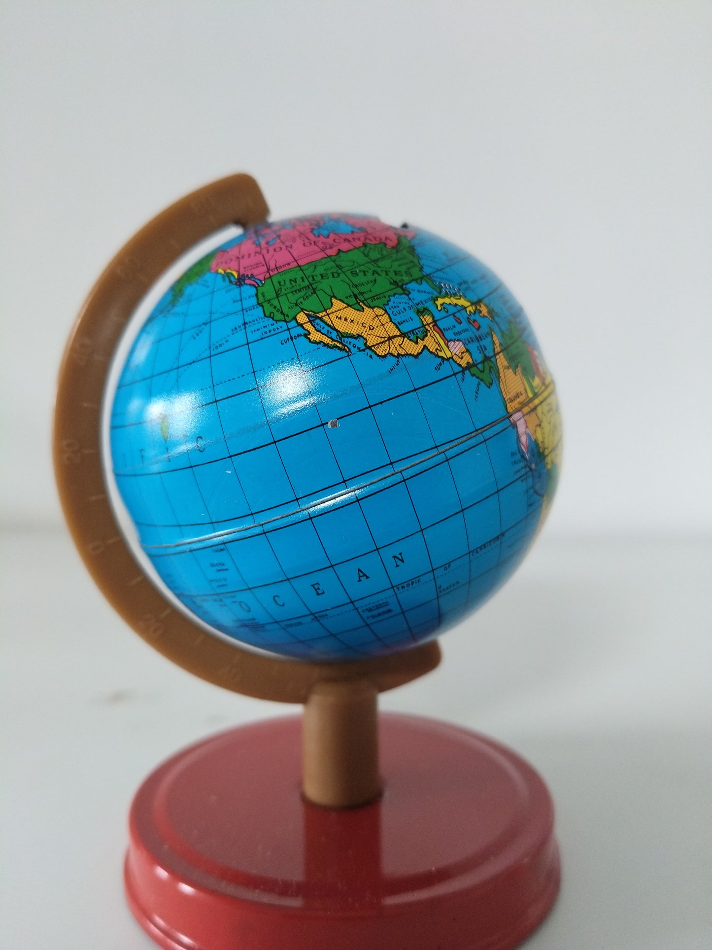 Ancienne petite tirelire mappemonde en tôle Hong Kong