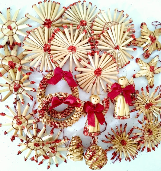 Ensemble de 23 petites décorations de Noël en paille à suspendre made in England (2 lots disponibles)