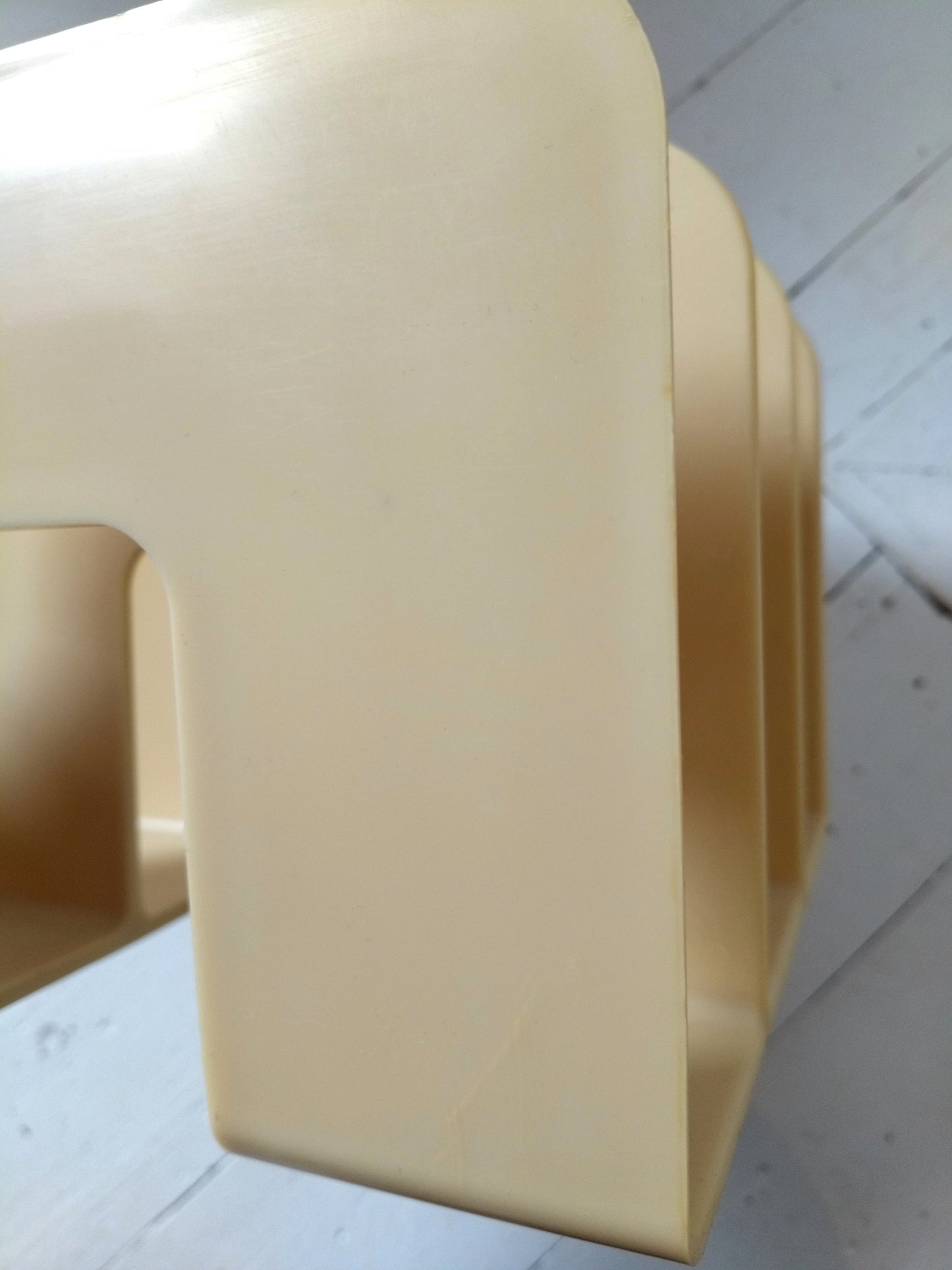 Range-livres/ magazines/ vinyles en plastique beige par Sven-Eric Juhlin pour Gustavsberg 1395