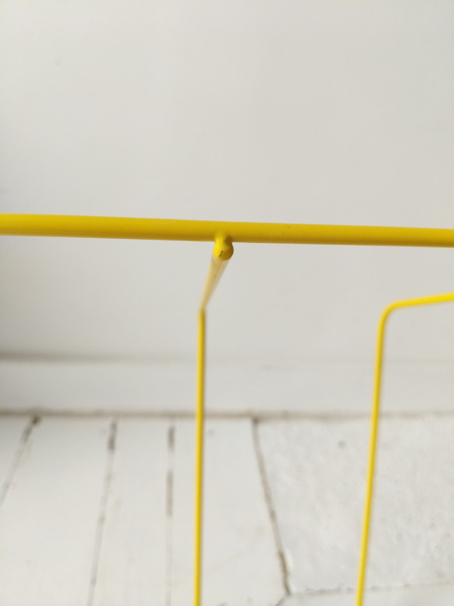 Porte-revues/ range-livres métallique jaune Ikea Blejd 2016