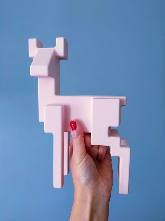 Cerf pixel rose par Monika Mulder pour ikea 2003