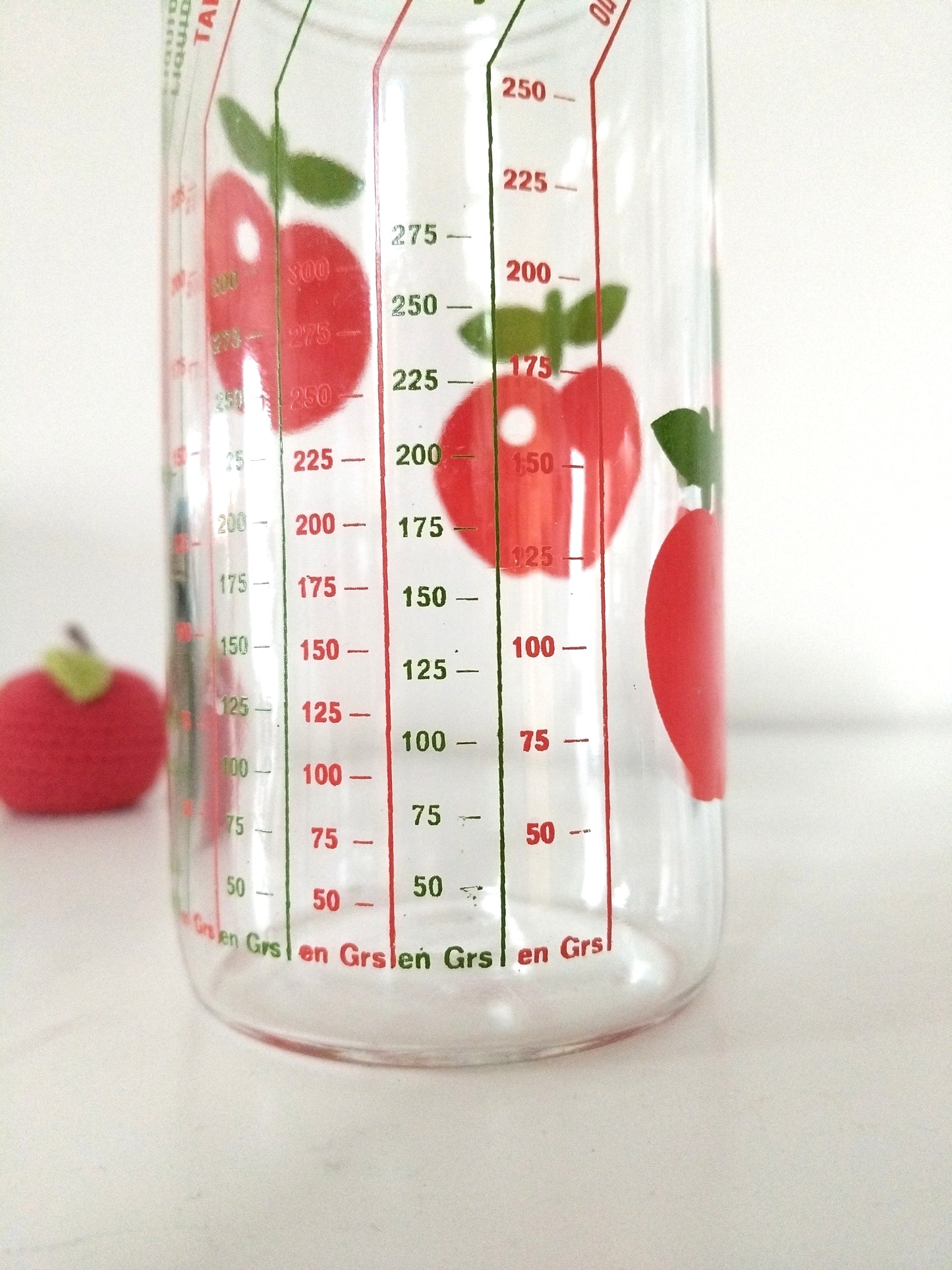 Verre doseur mesureur/ récipient gradué/ Henkel décor pommes