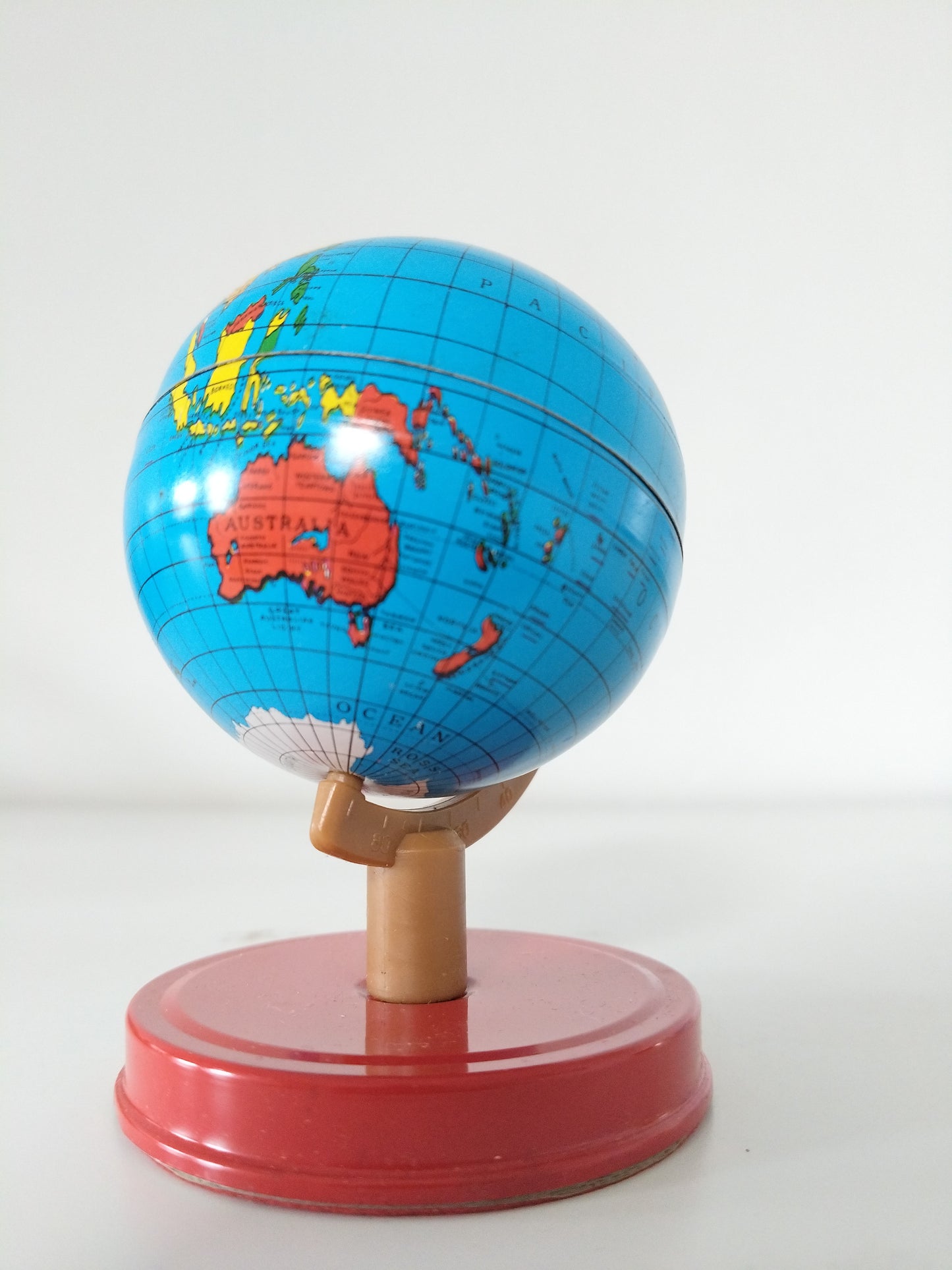 Ancienne petite tirelire mappemonde en tôle Hong Kong