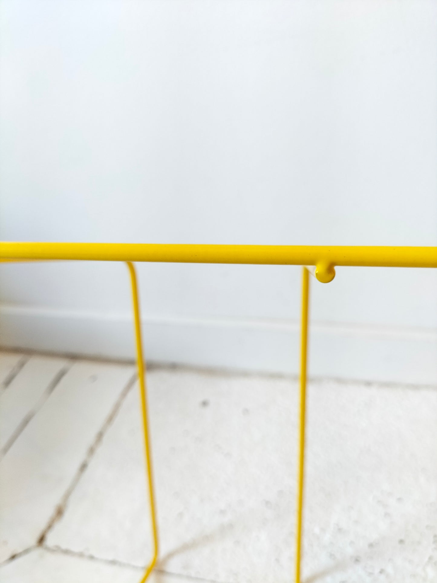 Porte-revues/ range-livres métallique jaune Ikea Blejd 2016