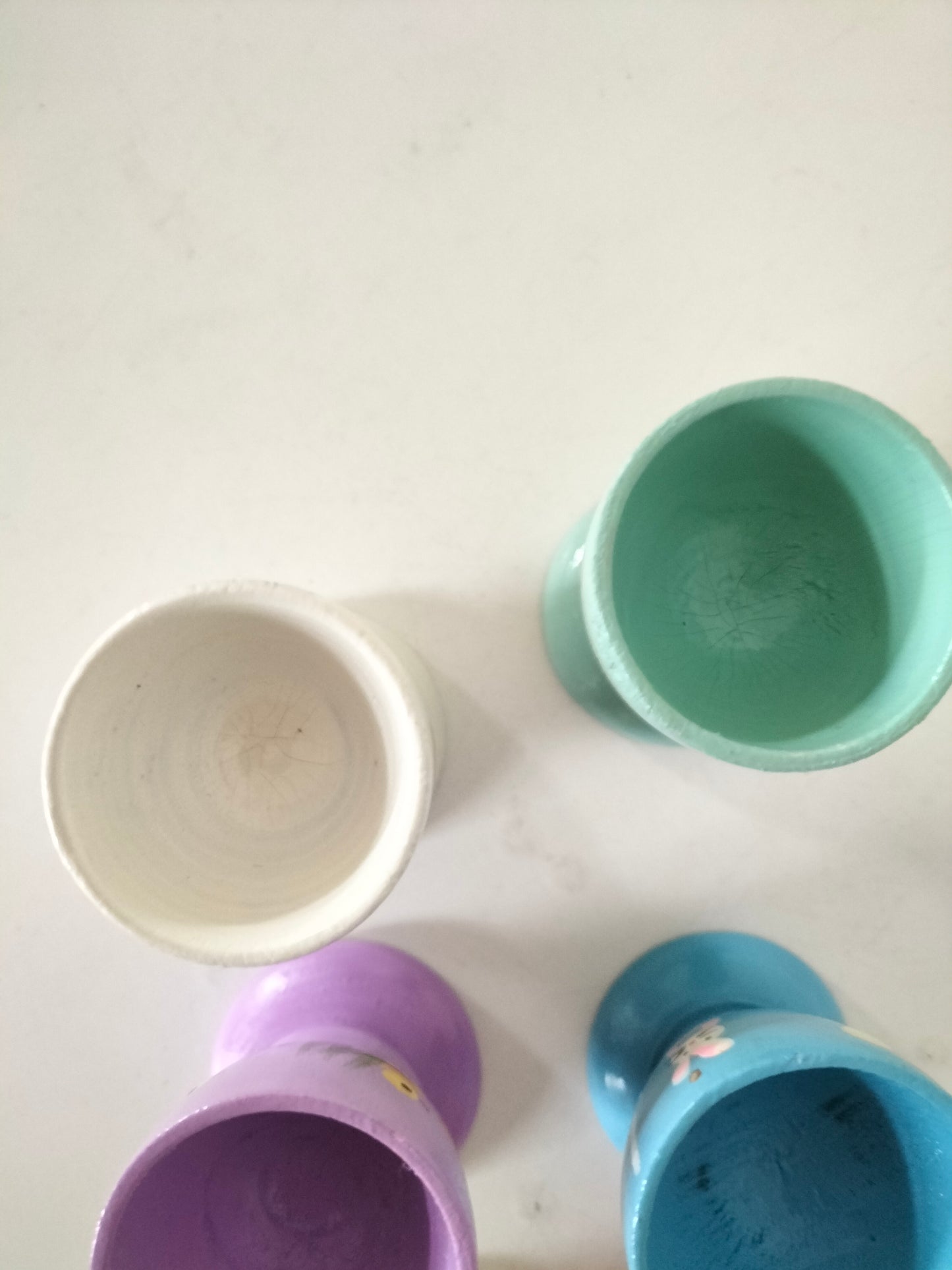 Ensemble de 6 coquetiers en bois peints à la main (2 lots disponibles)