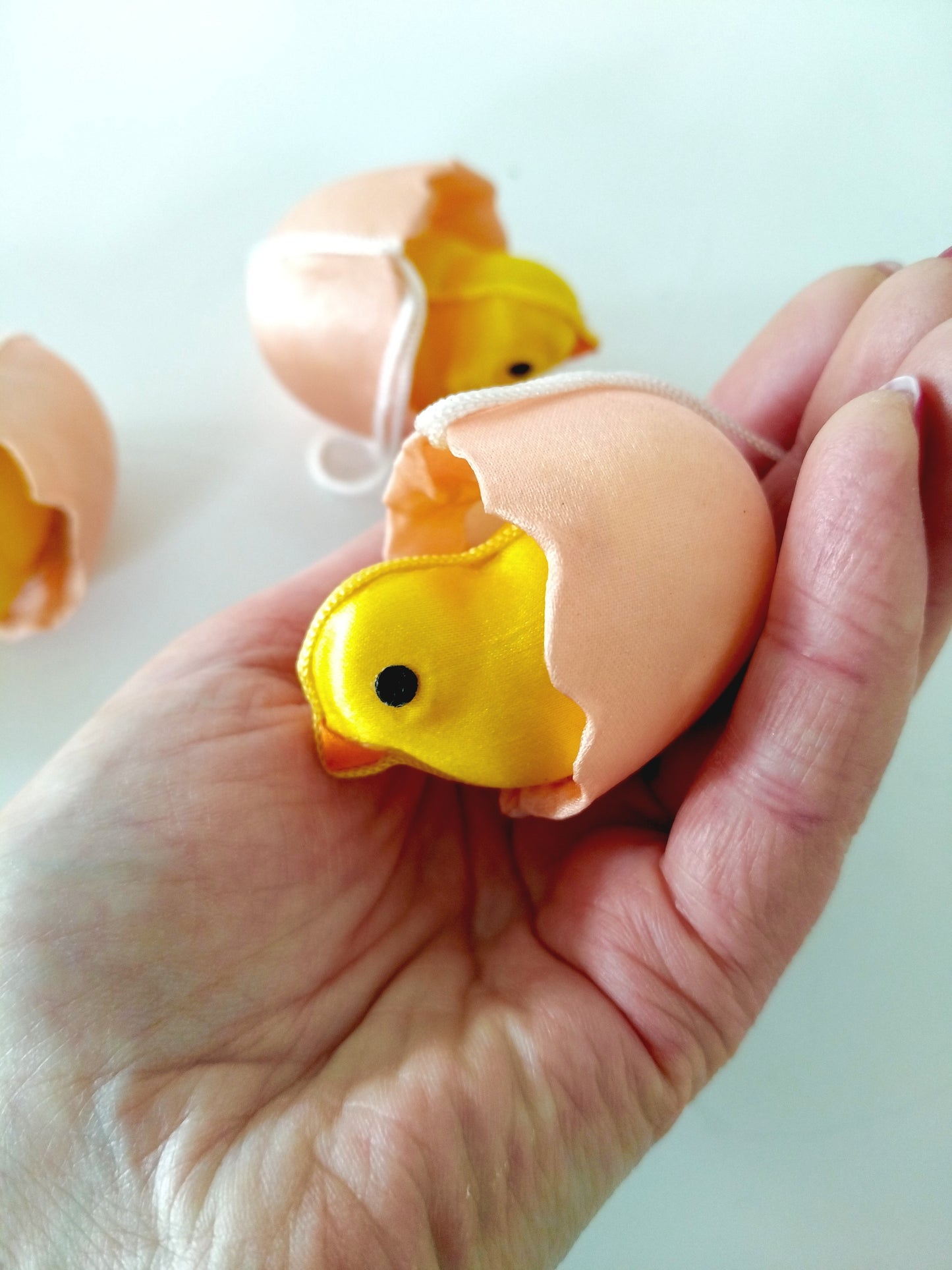 Déco Pâques/ ensemble de 4 petits poussins en plastique à suspendre - cetaitmieuxavant