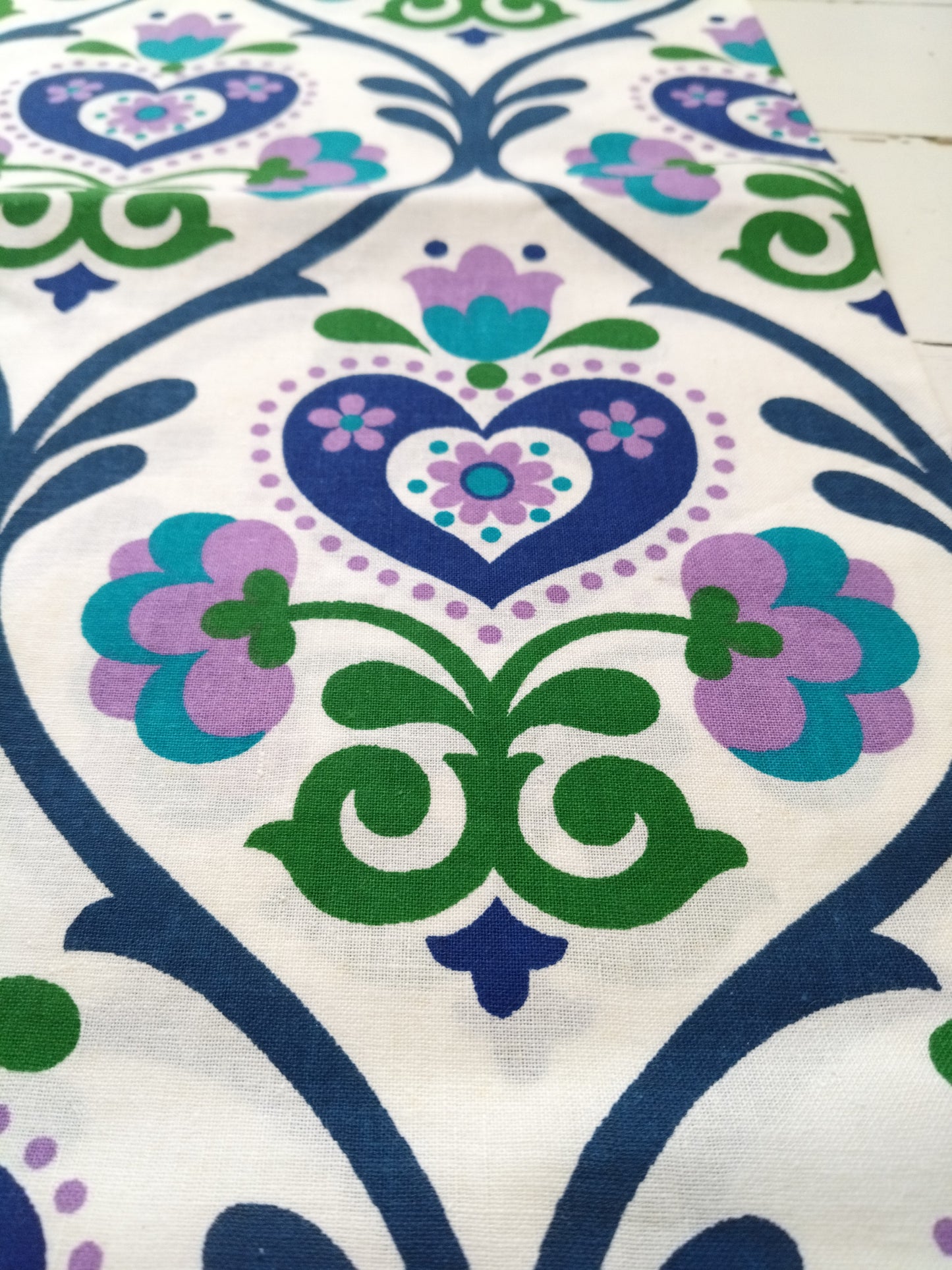 Tissu vintage flower power 100% coton au mètre (8 mètres dispos)