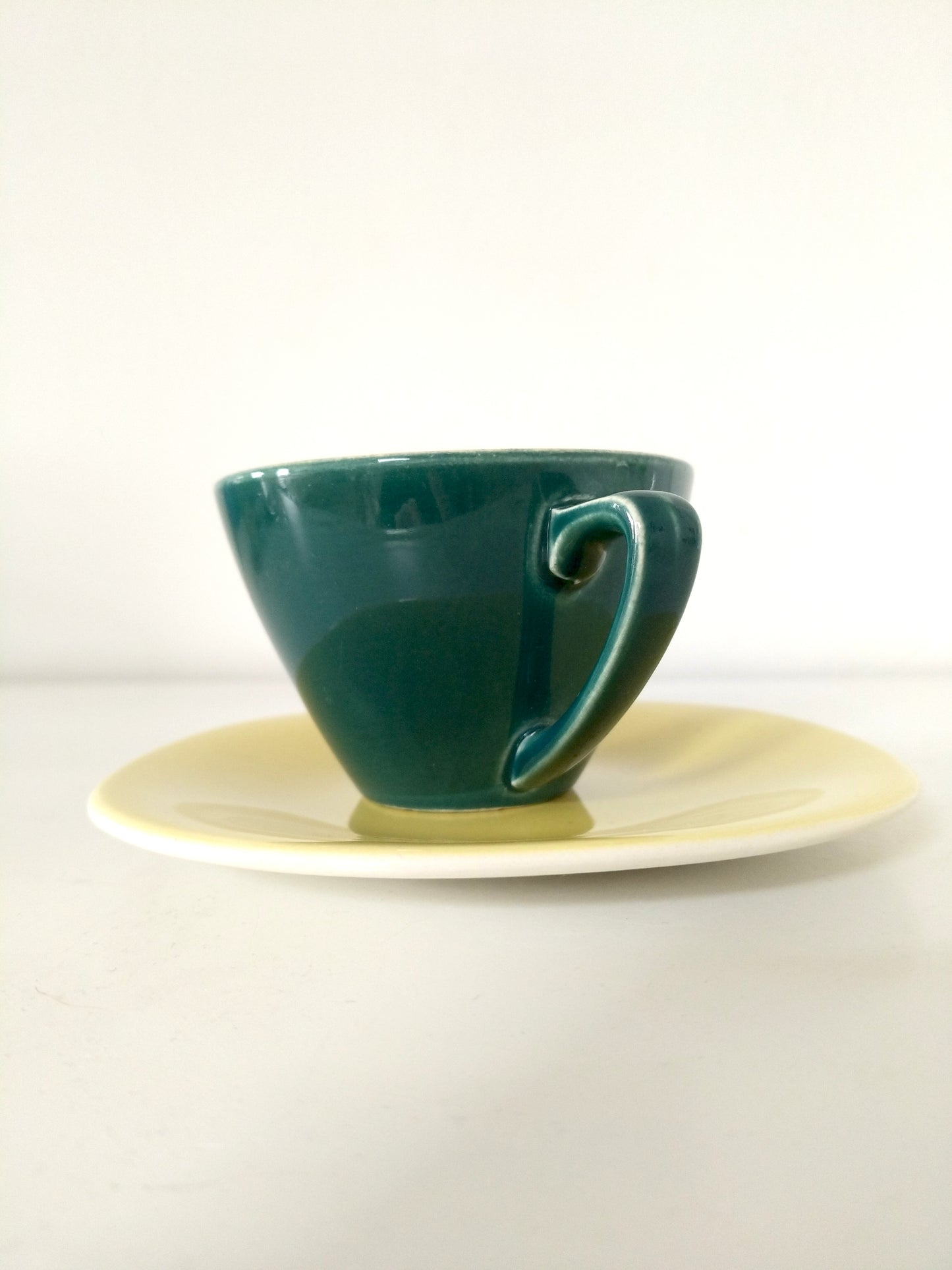 Ensemble 1 tasse verte + 1 soucoupe jaune Kéralux Boch La Louvière Miami Bicolore