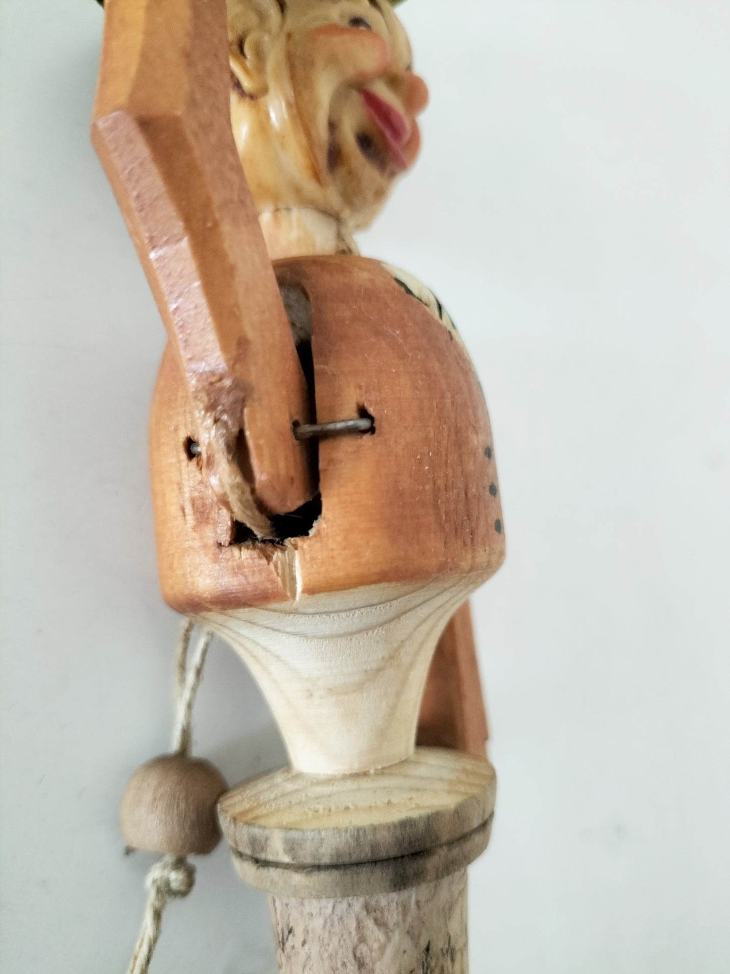Ancien bouchon bonhomme tirant son chapeau en bois