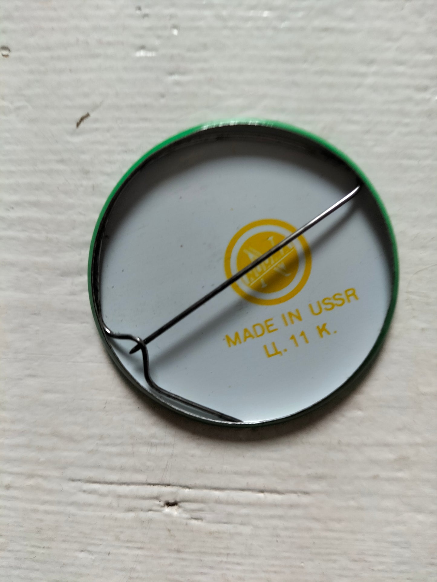 Ancien badge métallique 70's (ou magnet) Norma made in URSS (Estonie) à l'unité