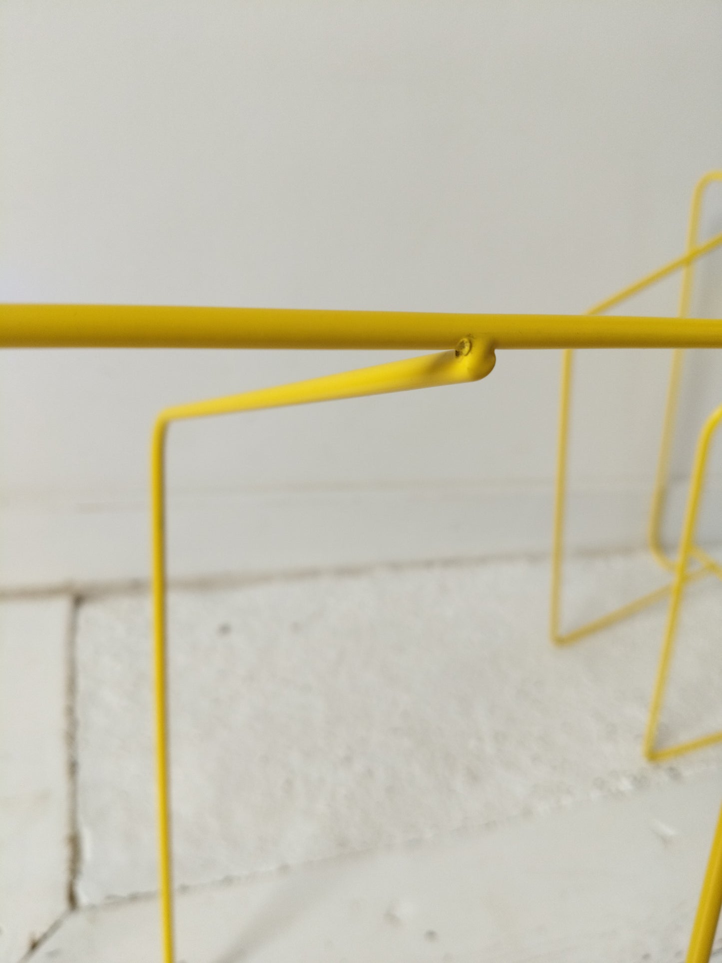 Porte-revues/ range-livres métallique jaune Ikea Blejd 2016