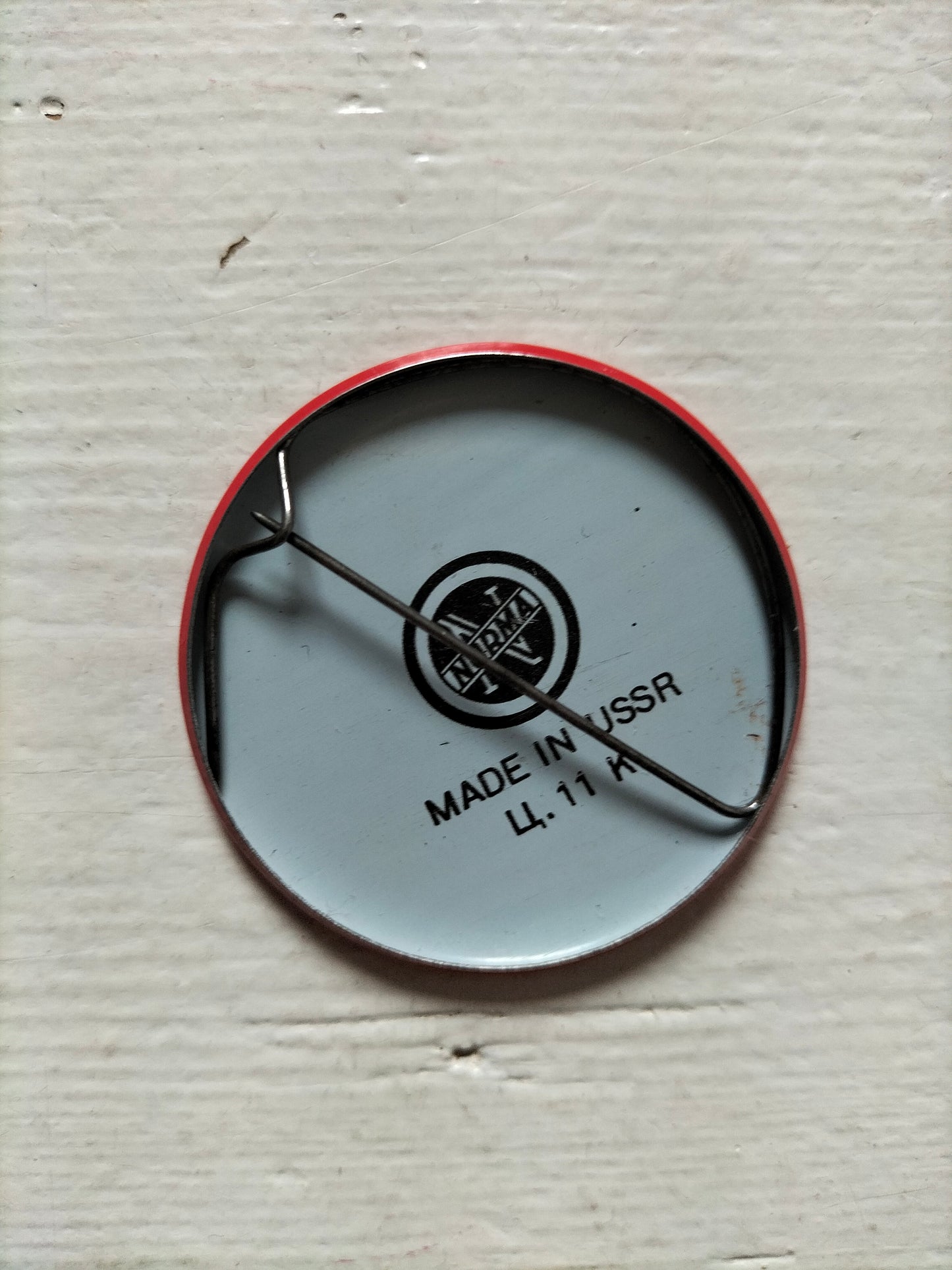 Ancien badge métallique 70's (ou magnet) Norma made in URSS (Estonie) à l'unité