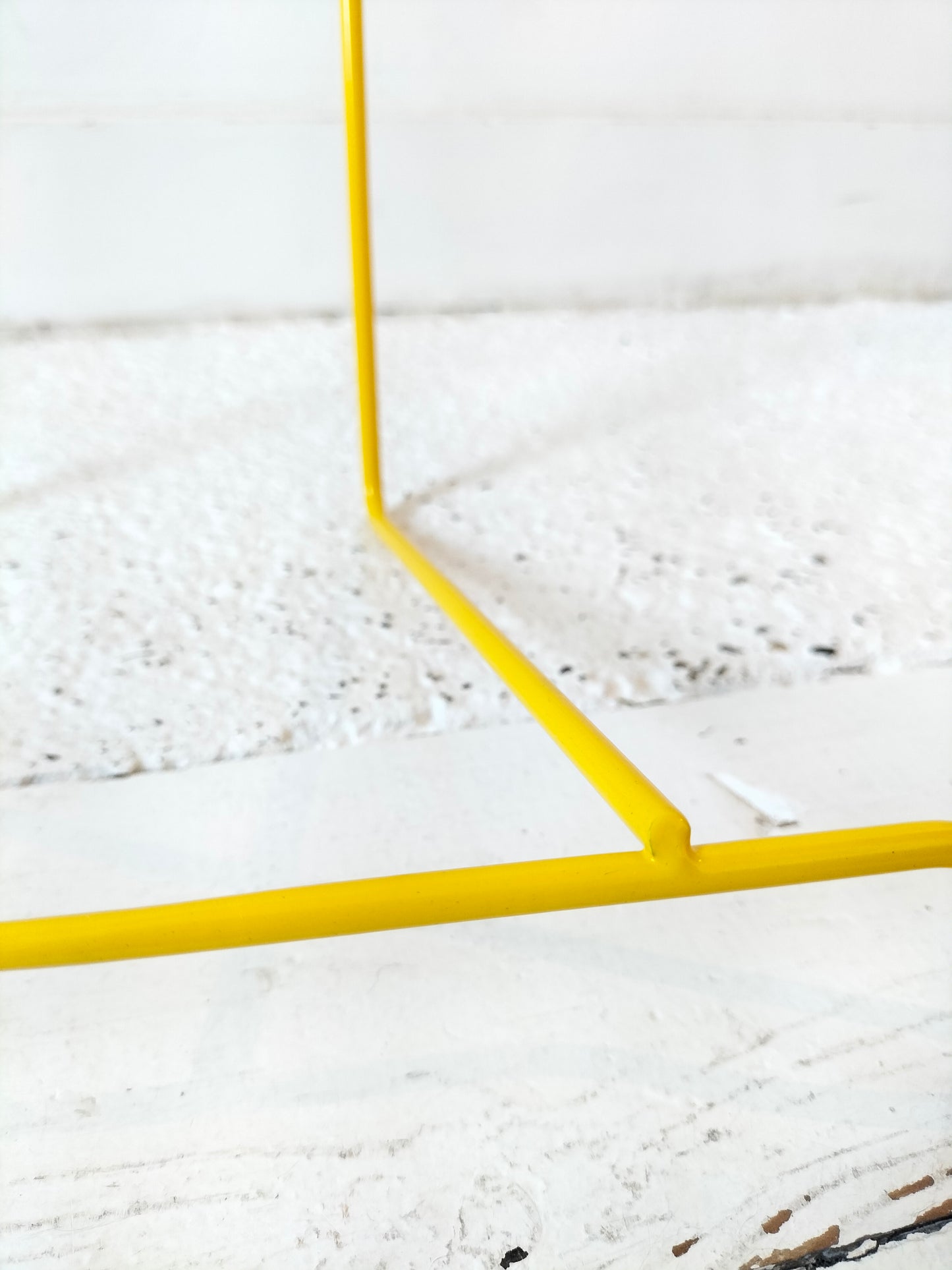 Porte-revues/ range-livres métallique jaune Ikea Blejd 2016