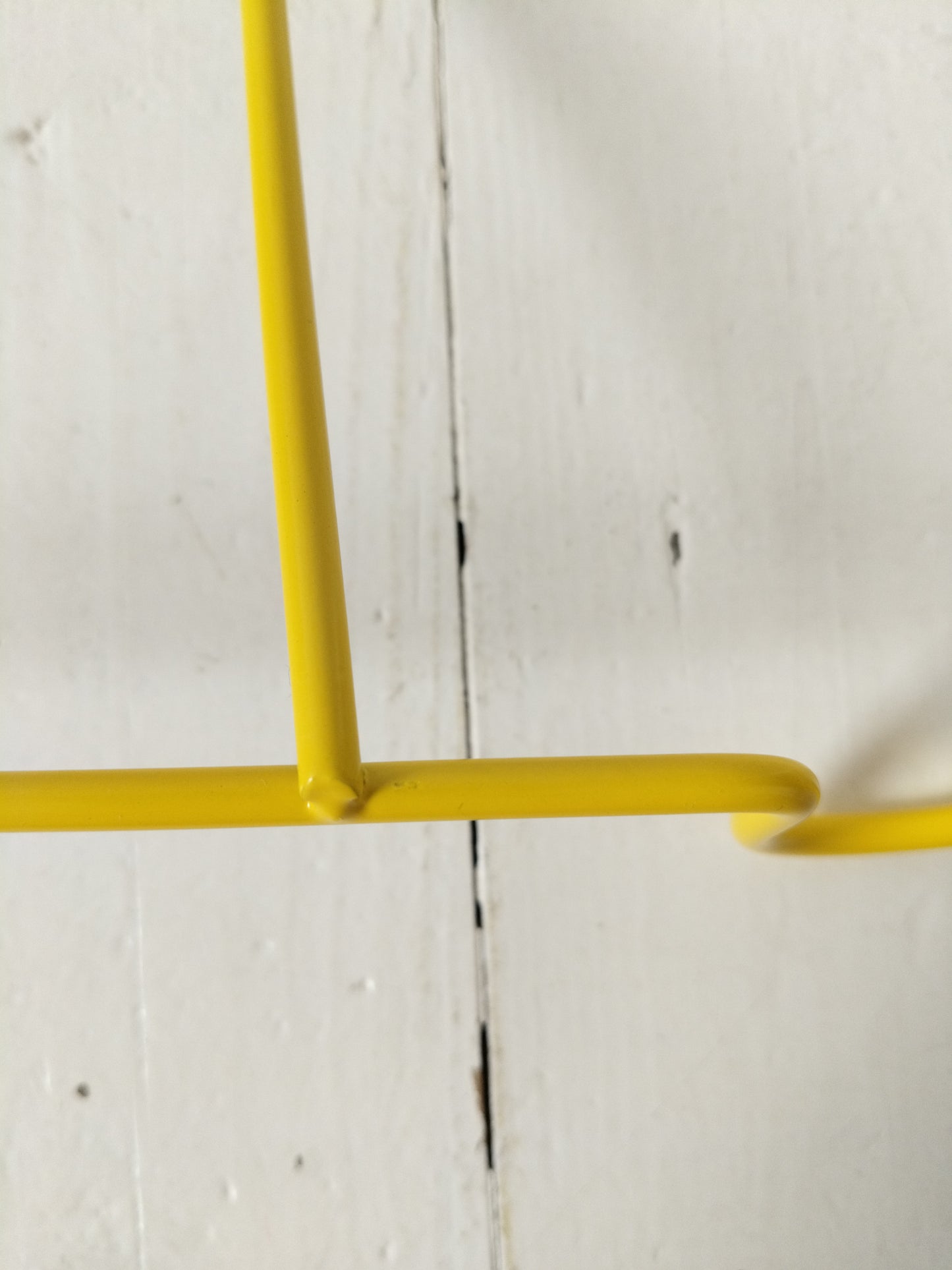 Porte-revues/ range-livres métallique jaune Ikea Blejd 2016