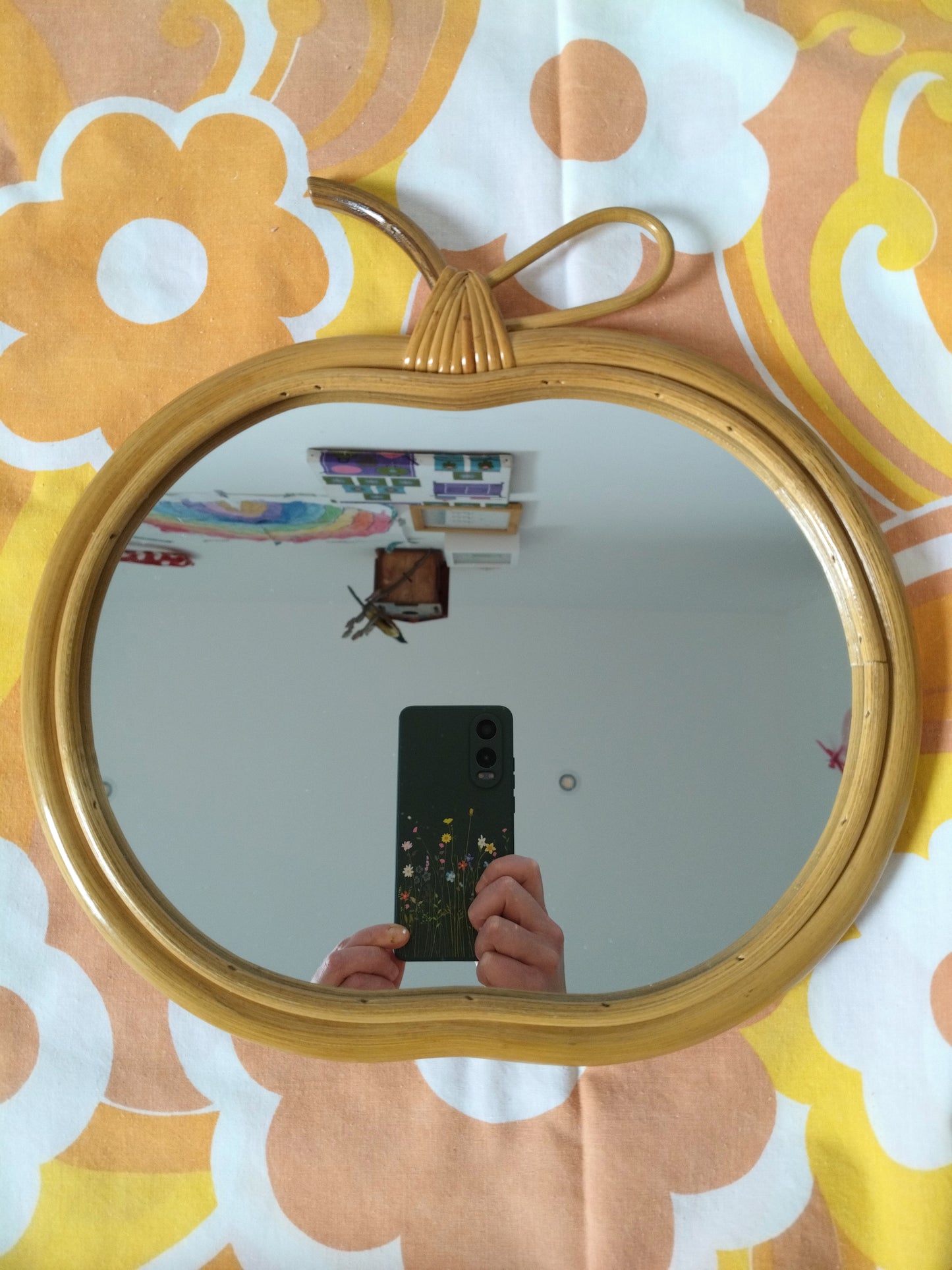 Petit miroir pomme en rotin vintage