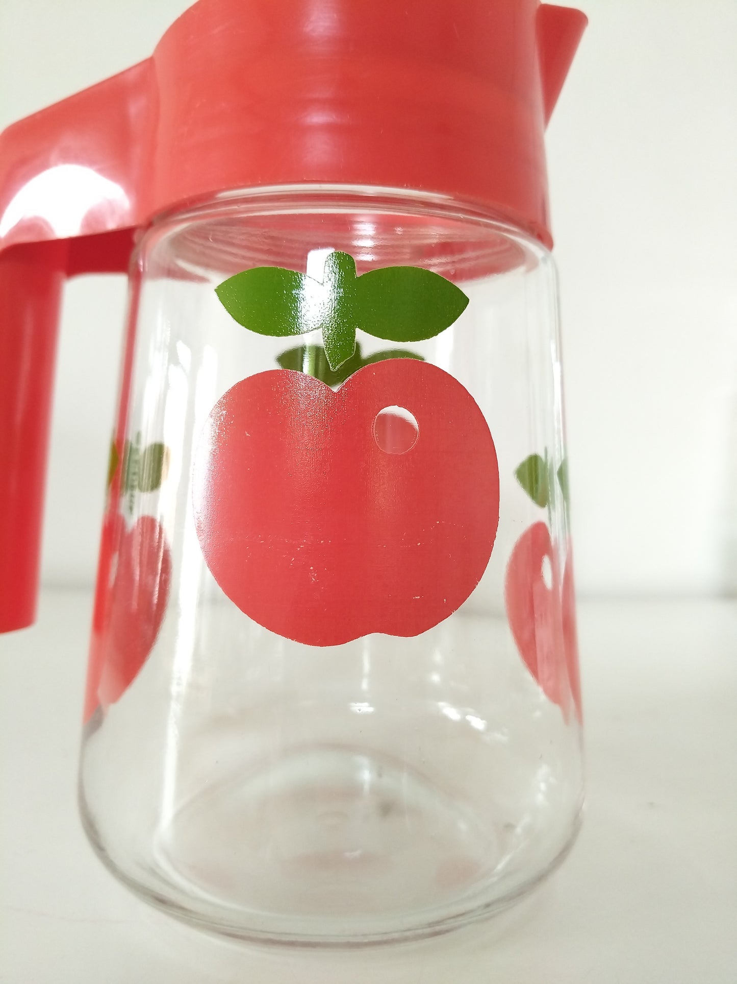 Carafe pichet cruche Henkel décor pommes
