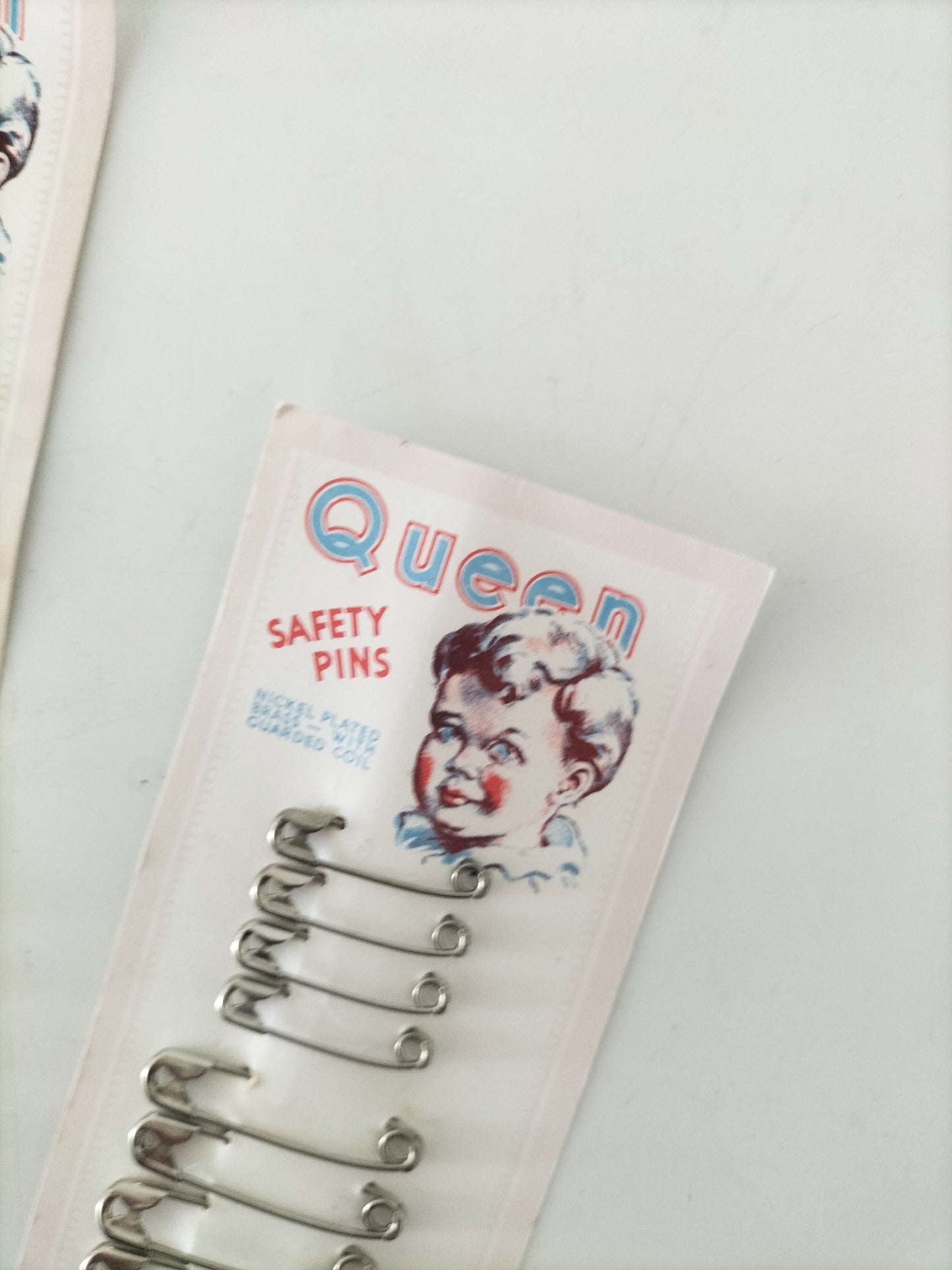 Carte d'épingles de sûreté vintage Queen made in England (à l'unité)