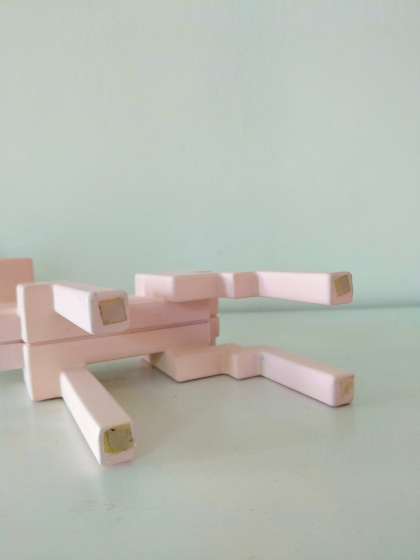 Cerf pixel rose par Monika Mulder pour ikea 2003