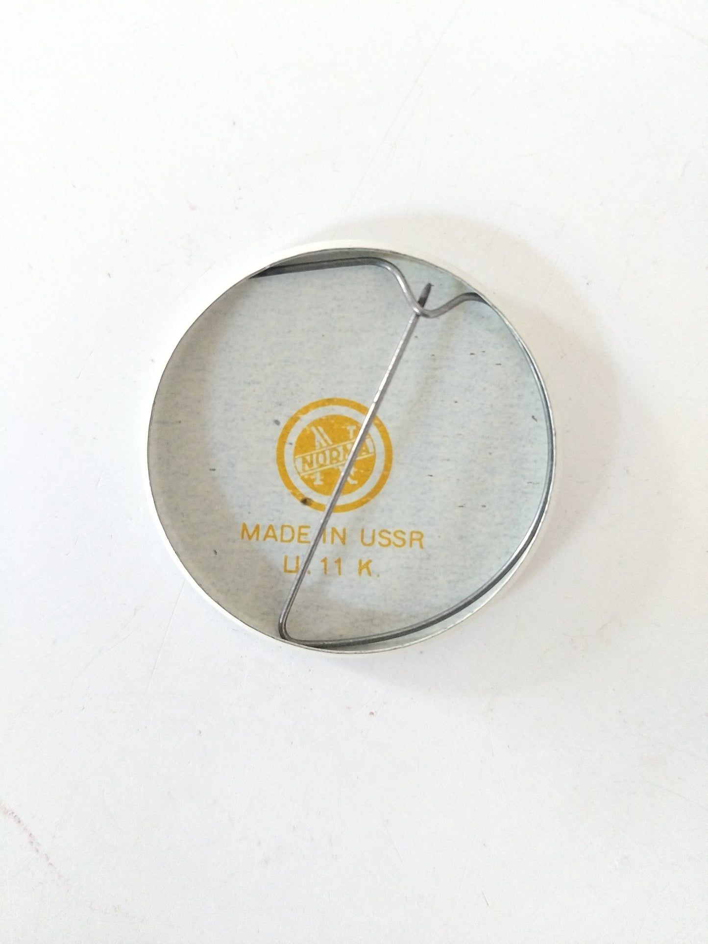 Ancien badge métallique 70's (ou magnet) Norma made in URSS (Estonie)