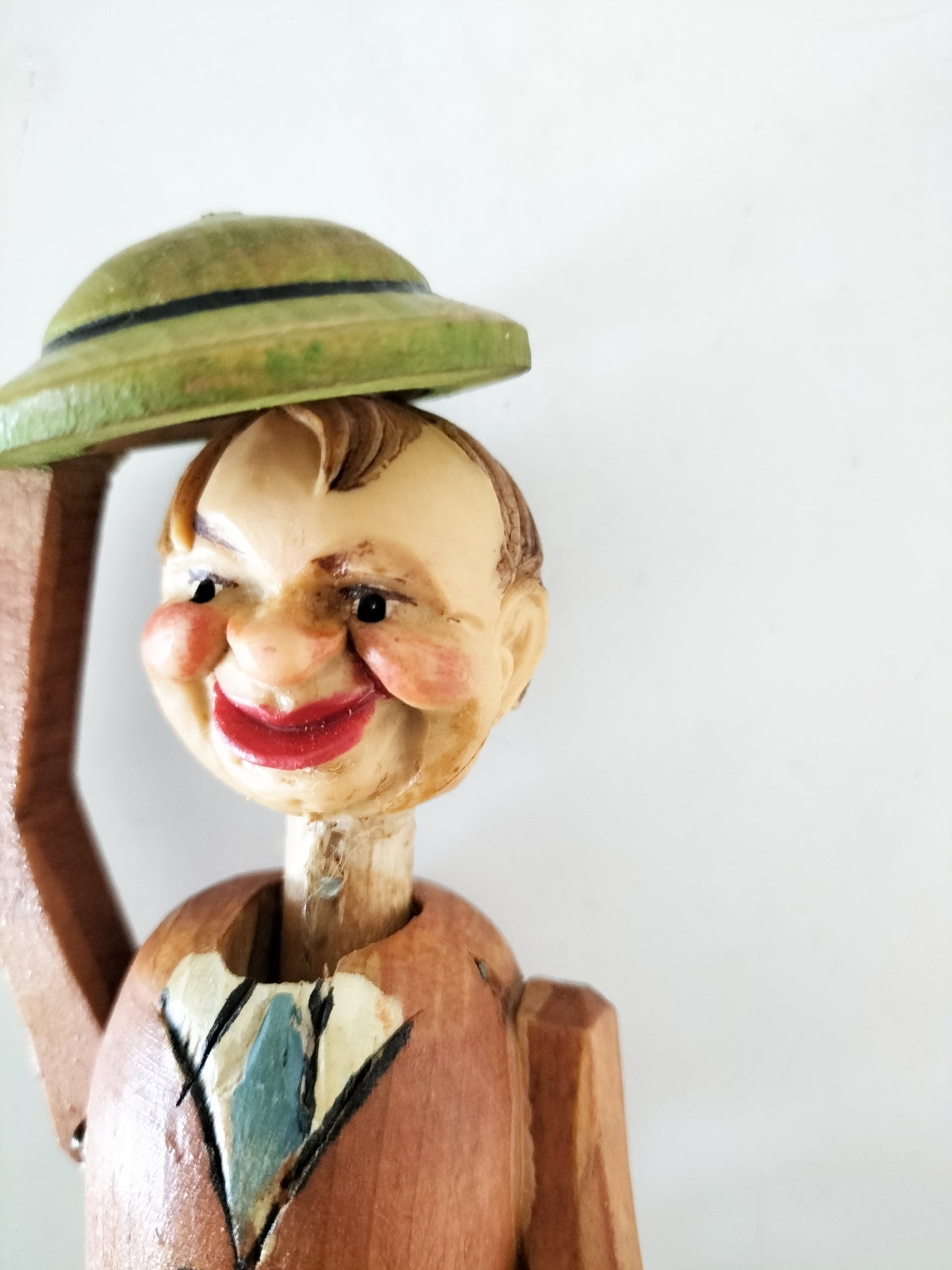 Ancien bouchon bonhomme tirant son chapeau en bois