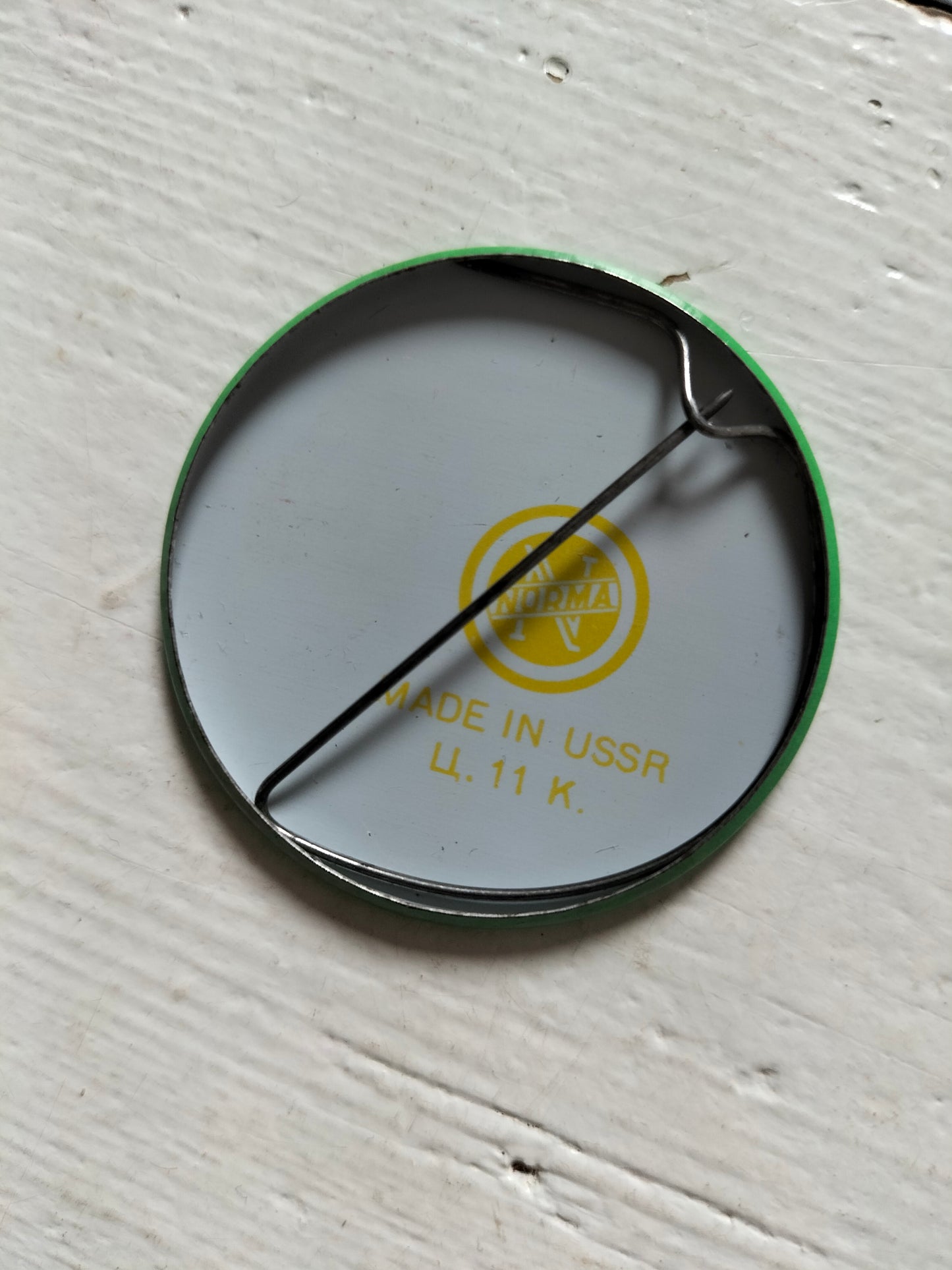 Ancien badge métallique 70's (ou magnet) Norma made in URSS (Estonie) à l'unité