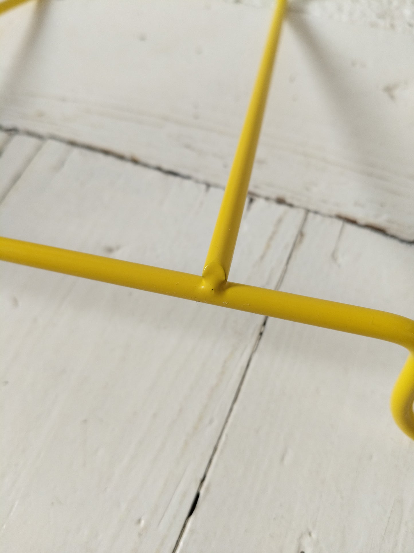 Porte-revues/ range-livres métallique jaune Ikea Blejd 2016