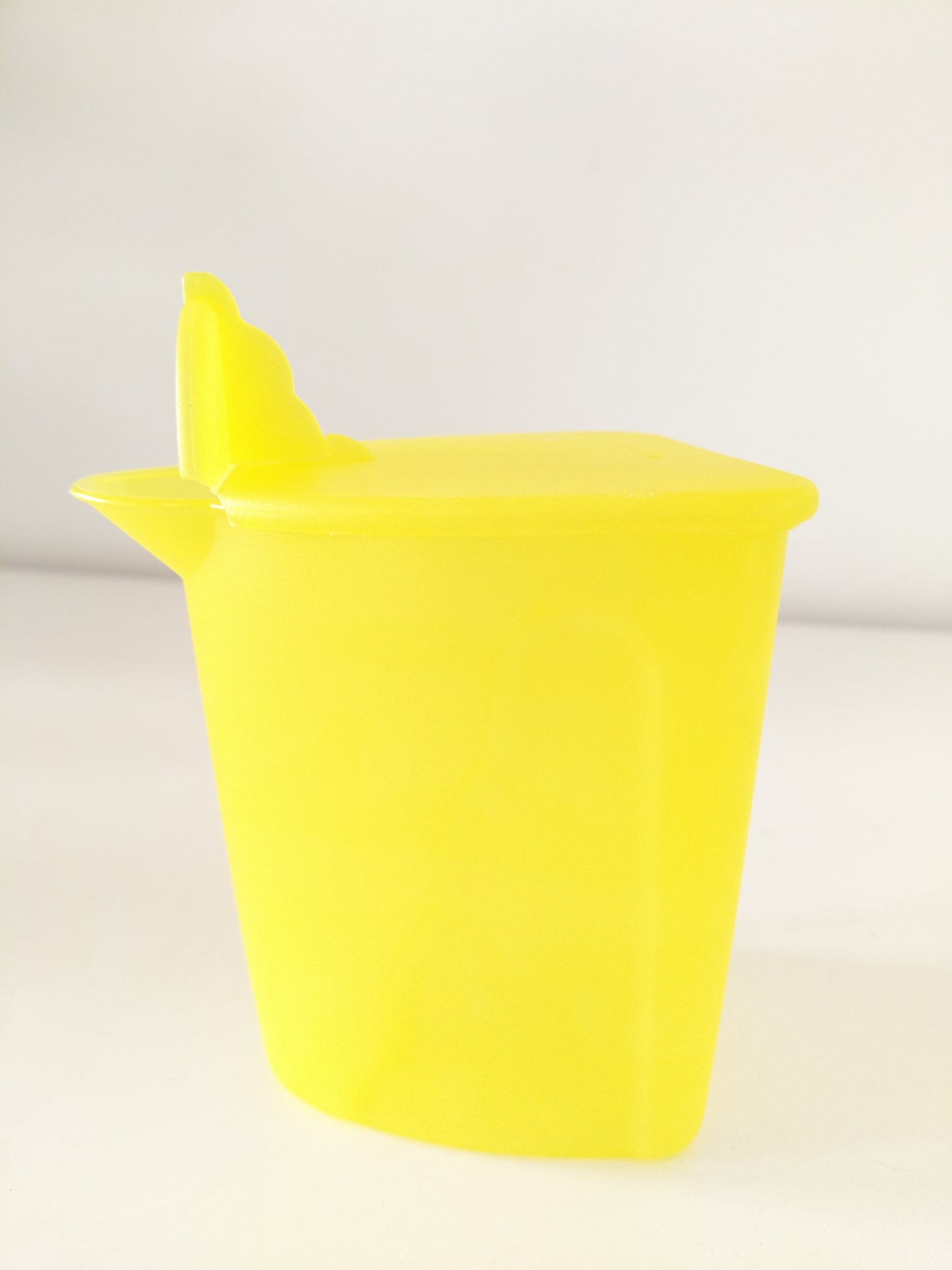 Petit pot verseur en plastique jaune Tupperware