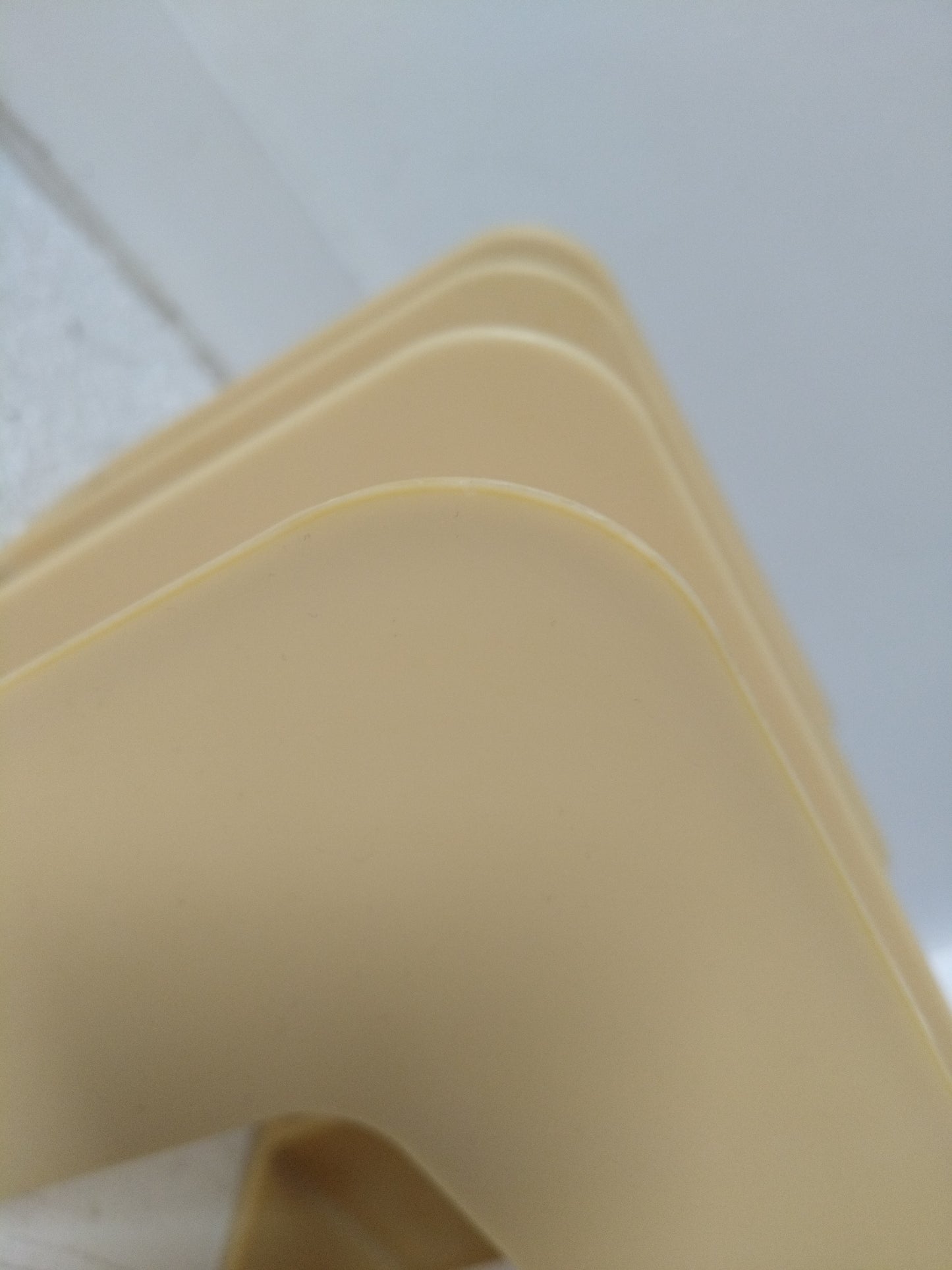 Range-livres/ magazines/ vinyles en plastique beige par Sven-Eric Juhlin pour Gustavsberg 1395