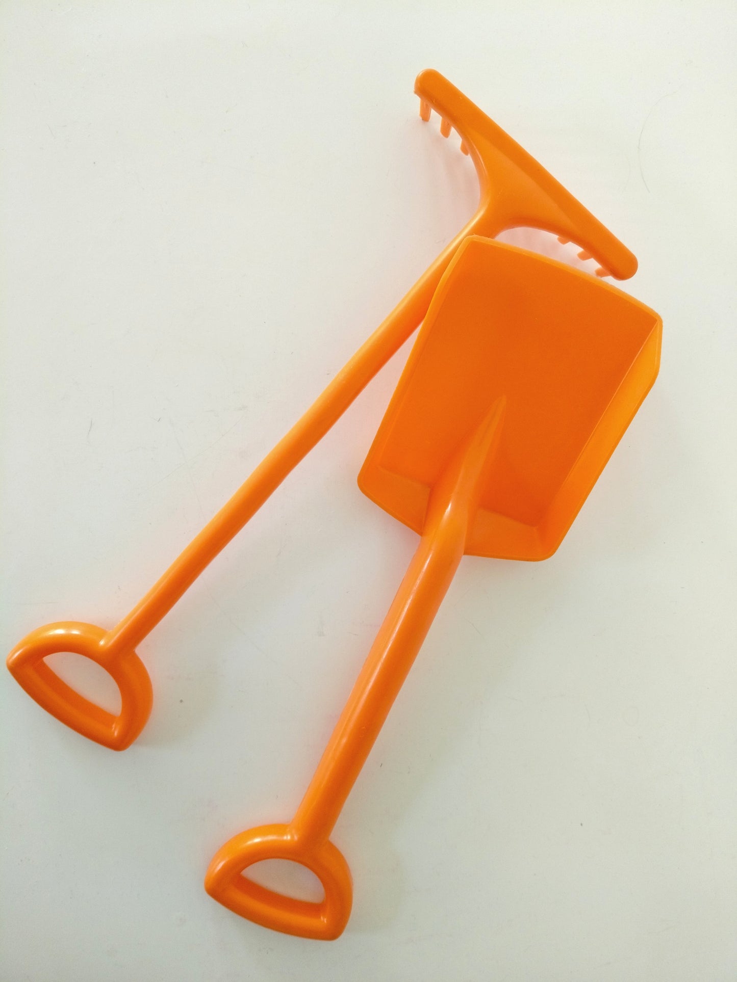 Ancien seau de plage/ pelle et rateau en plastique