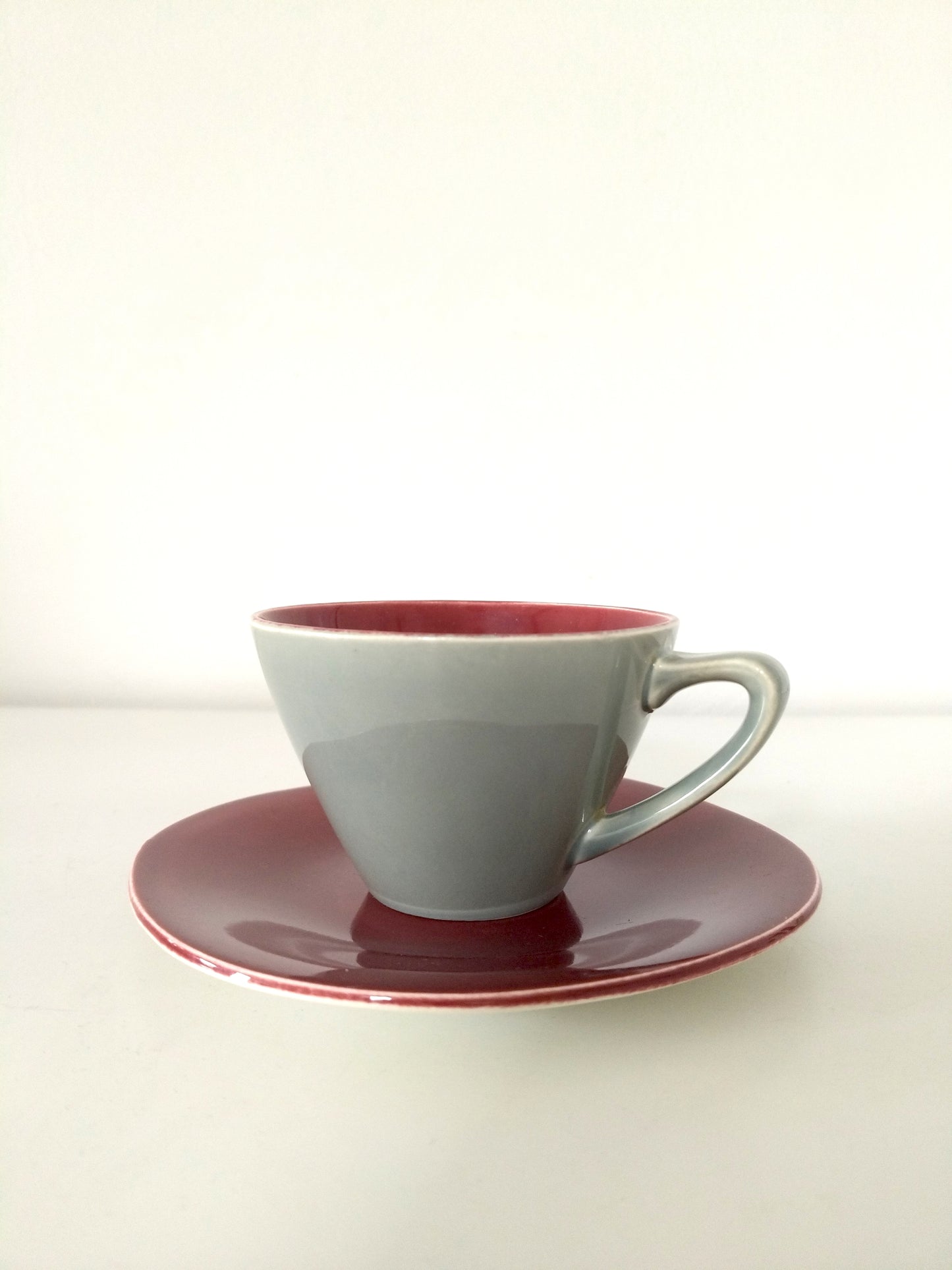 Ensemble 1 tasse grise et 1 soucoupe bordeaux Boch La Louvière Miami Bicolore