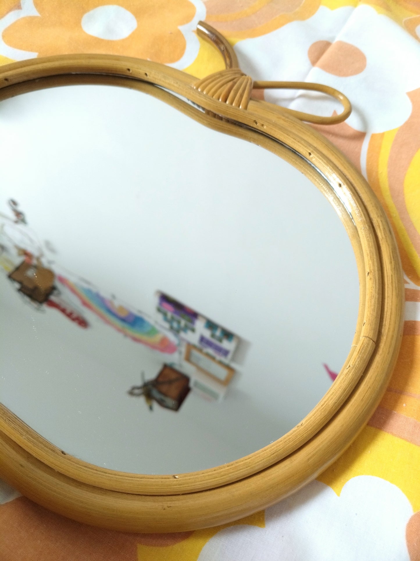 Petit miroir pomme en rotin vintage