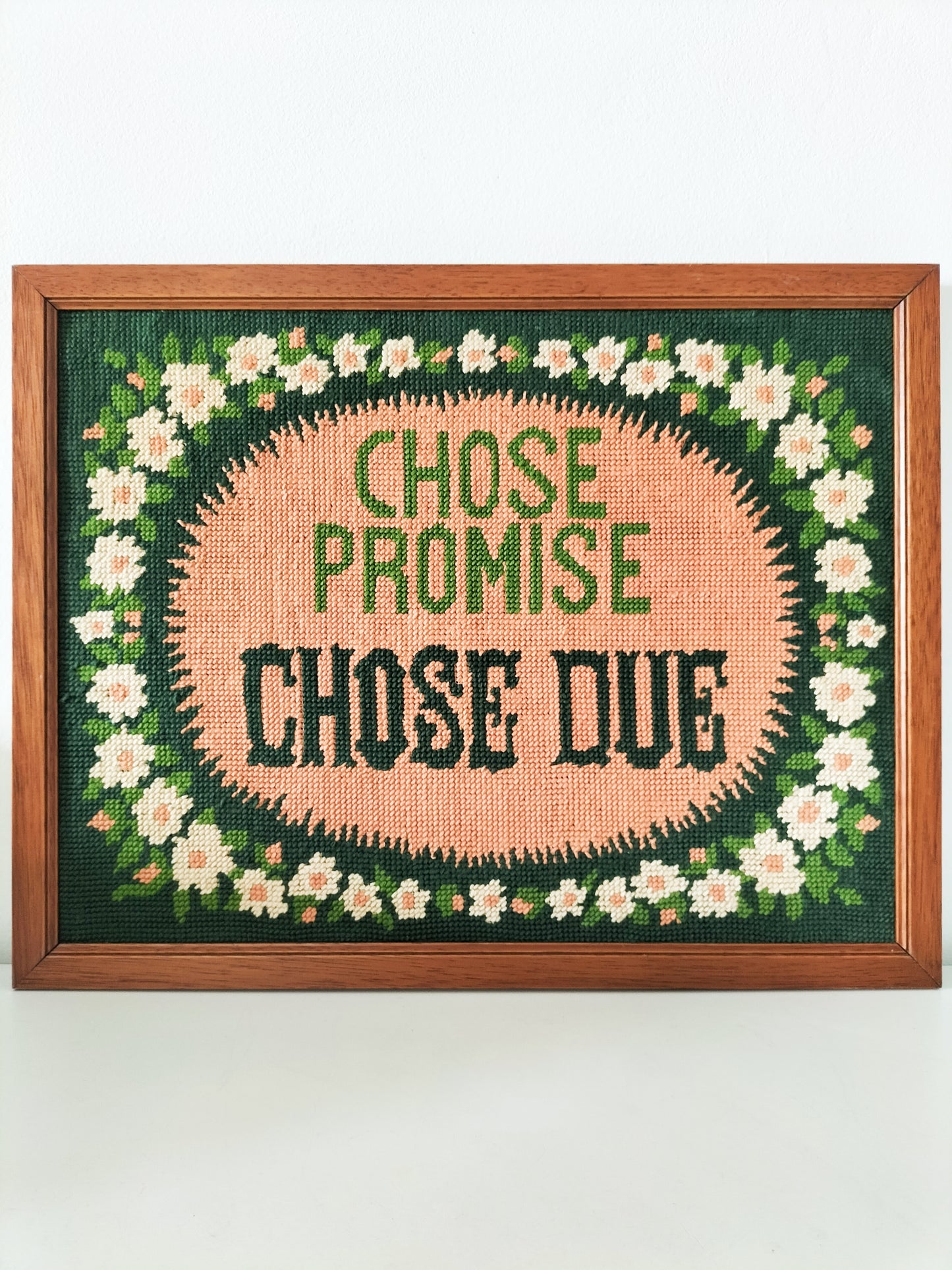 Ancien canevas/ point de croix/ de tapisserie encadré proverbe "chose promise, chose due"