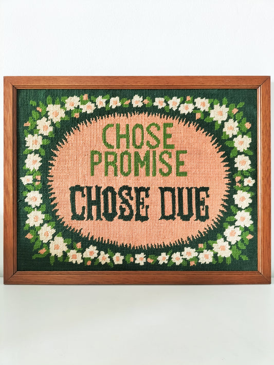 Ancien canevas/ point de croix/ de tapisserie encadré proverbe "chose promise, chose due"