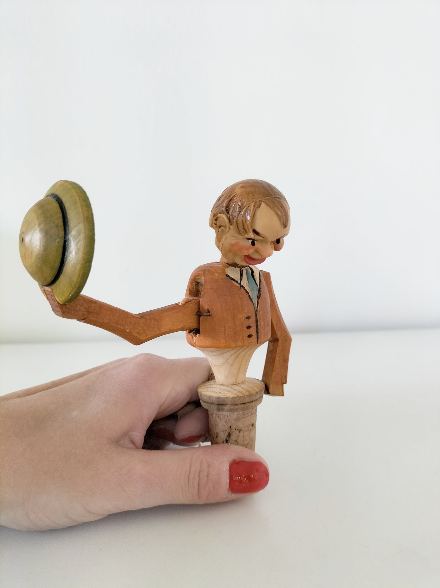 Ancien bouchon bonhomme tirant son chapeau en bois