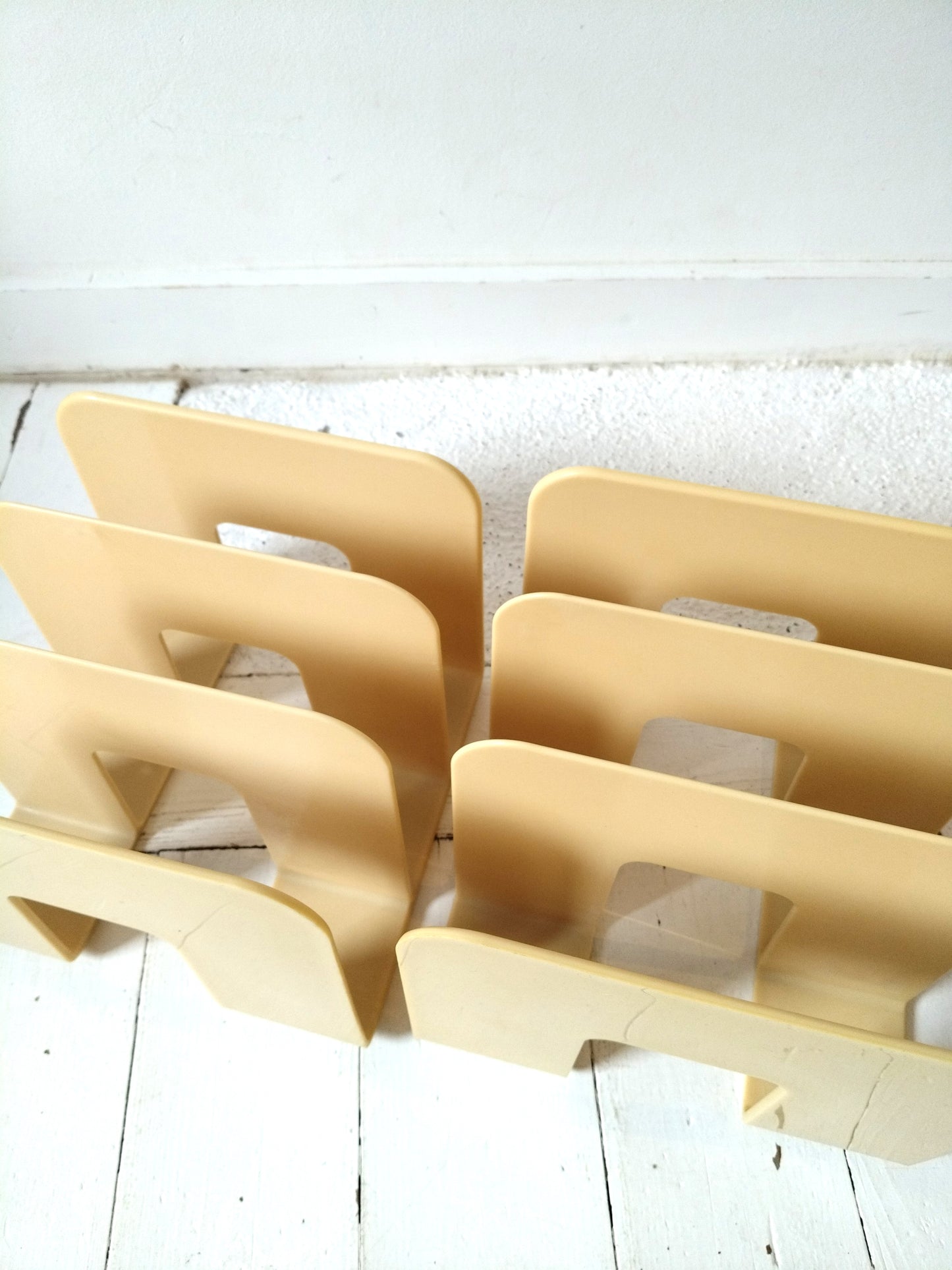 Range-livres/ magazines/ vinyles en plastique beige par Sven-Eric Juhlin pour Gustavsberg 1395