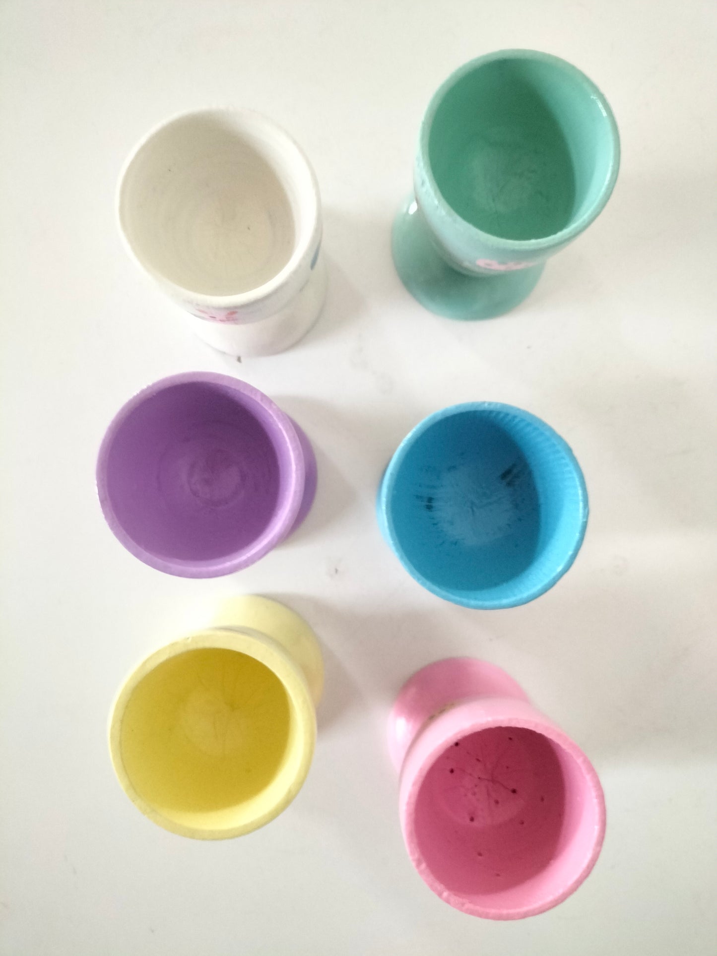 Ensemble de 6 coquetiers en bois peints à la main (2 lots disponibles)