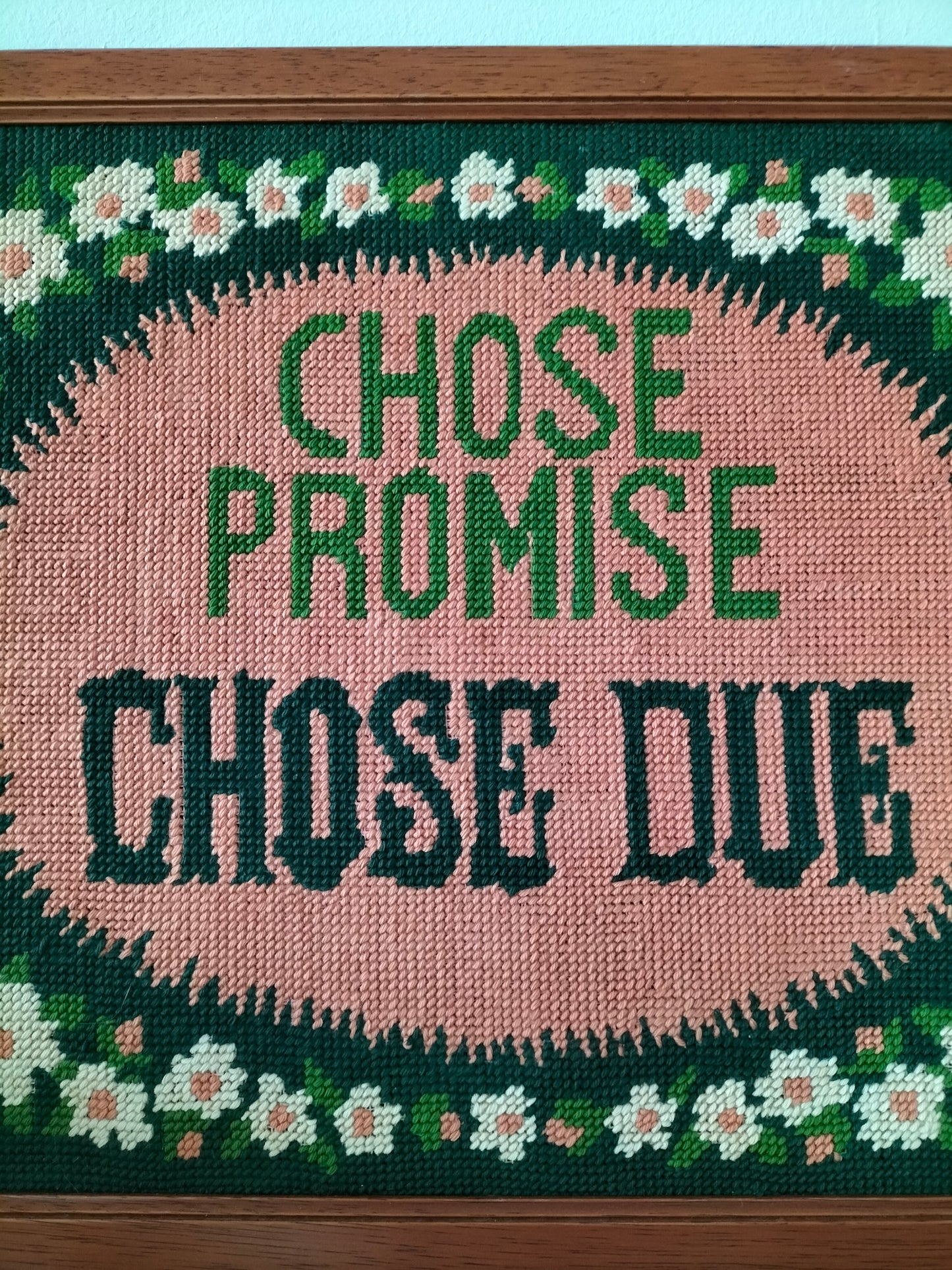 Ancien canevas/ point de croix/ de tapisserie encadré proverbe "chose promise, chose due"