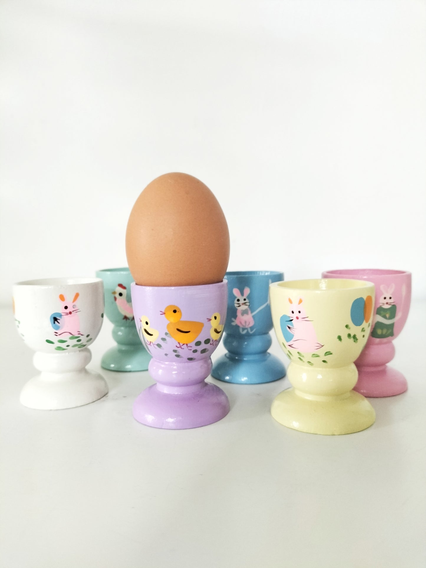 Ensemble de 6 coquetiers en bois peints à la main (2 lots disponibles)