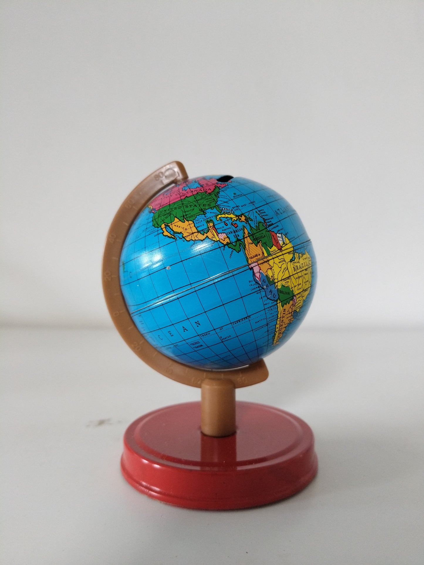 Ancienne petite tirelire mappemonde en tôle Hong Kong